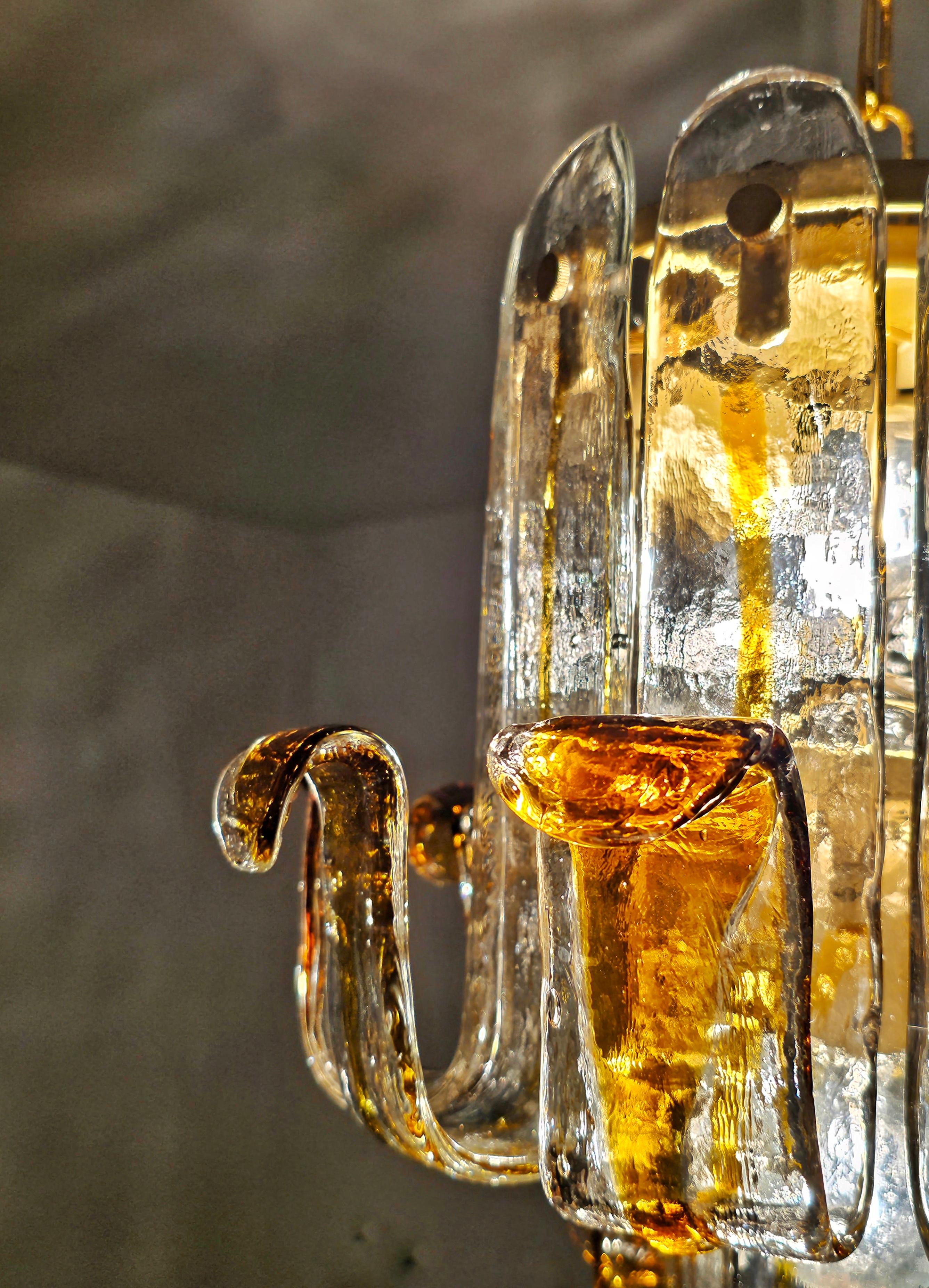 Suspension en verre ambré en forme de pétales par Toni Zuccheri pour Mazzega, Italie, années 1960 Bon état - En vente à Beograd, RS