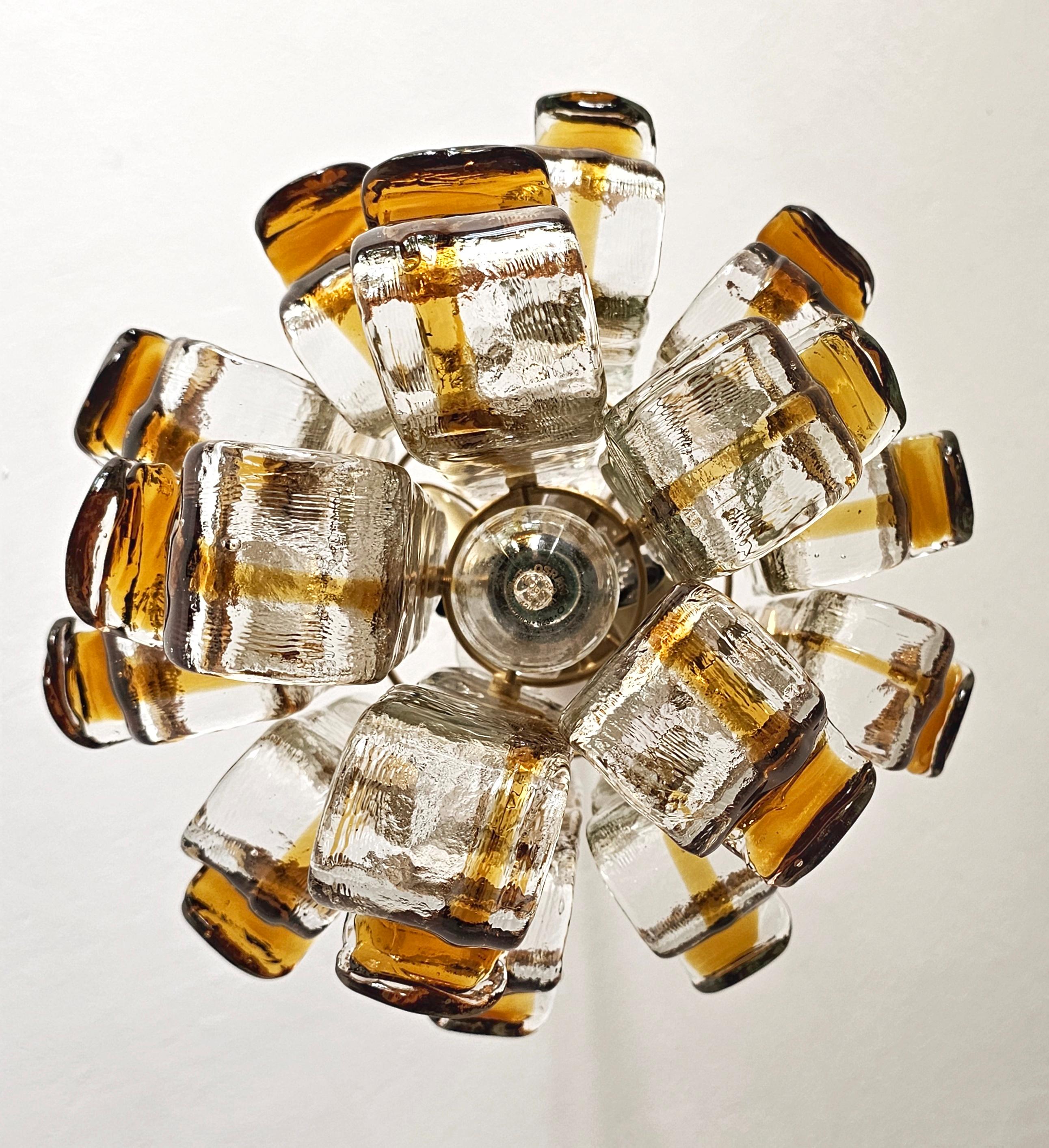 Suspension en verre ambré en forme de pétales par Toni Zuccheri pour Mazzega, Italie, années 1960 en vente 1