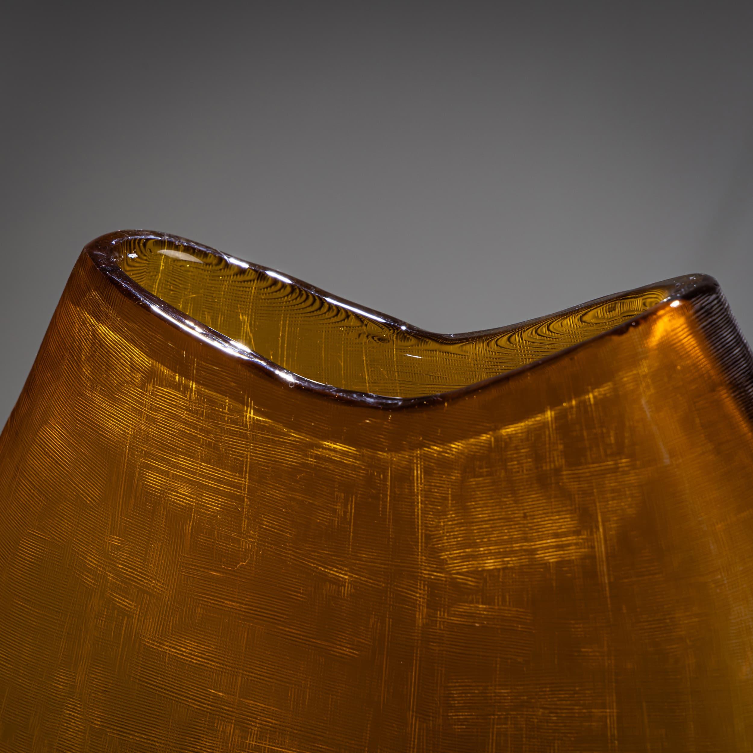 Milieu du XXe siècle Vase en verre ambré, Italie, années 1960/70 en vente