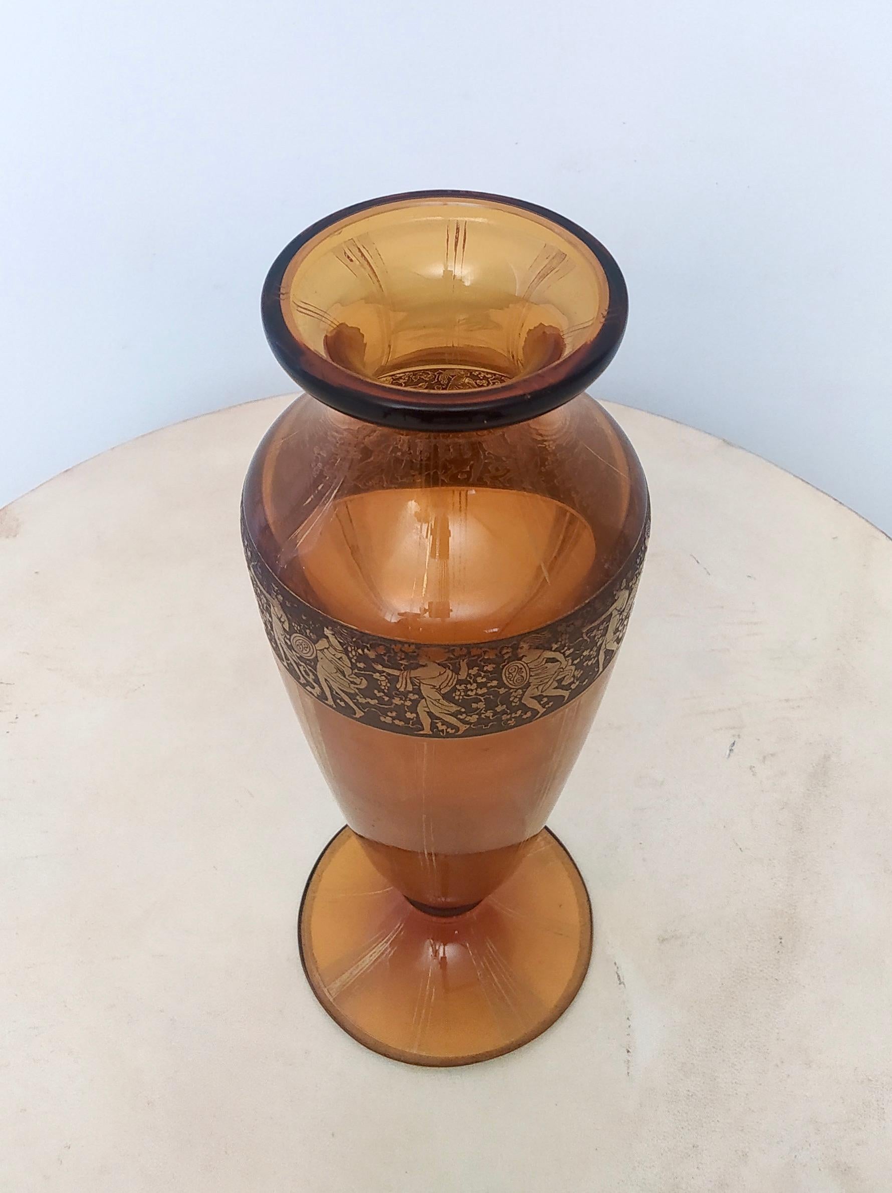 Vintage-Vase aus Bernsteinglas von Moser Karlsbad mit goldfarbenen mythologischen Motiven 1