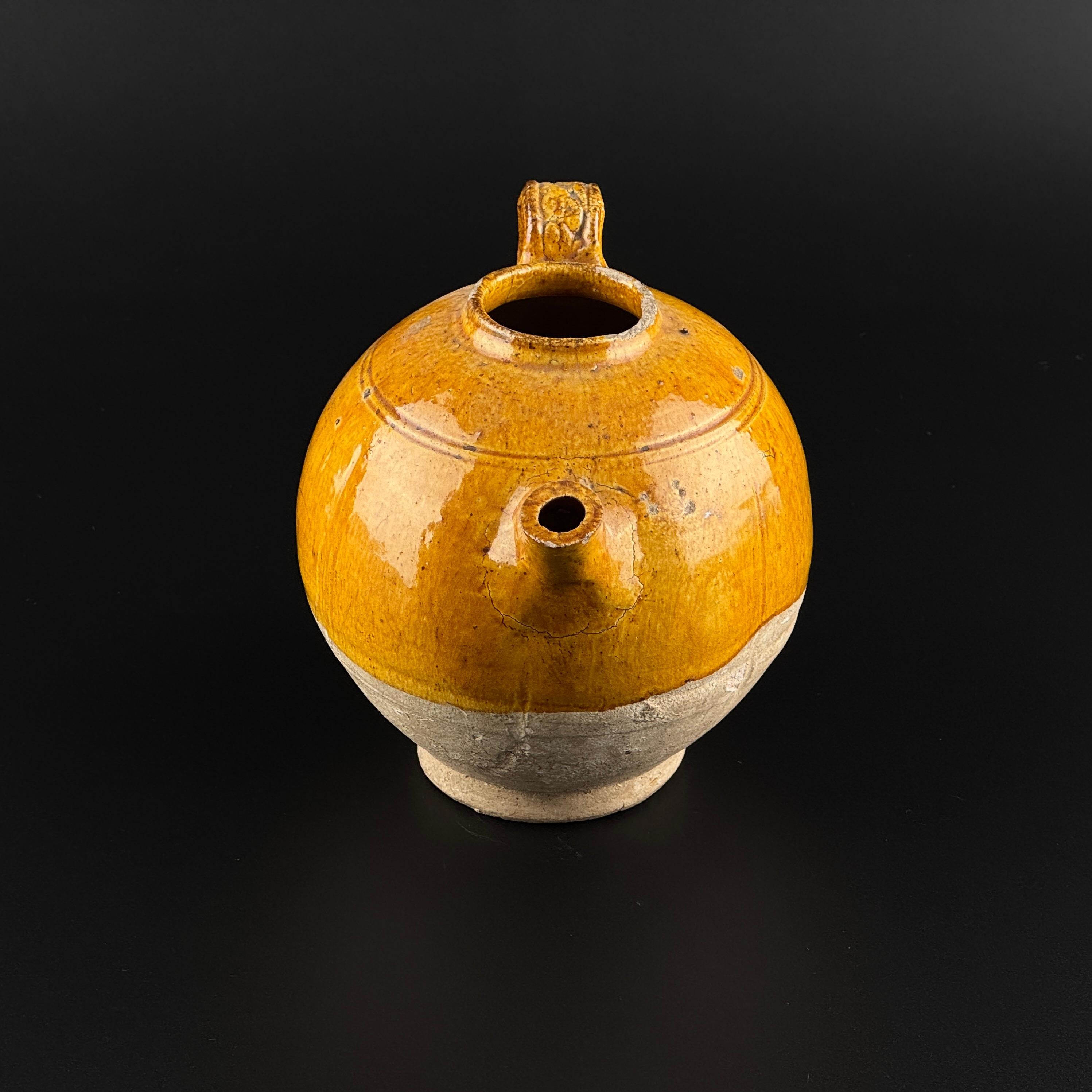 Aiguière en poterie à glaçure d'ambre, Dynasty Tang-Liao (7-12e siècle) en vente 3