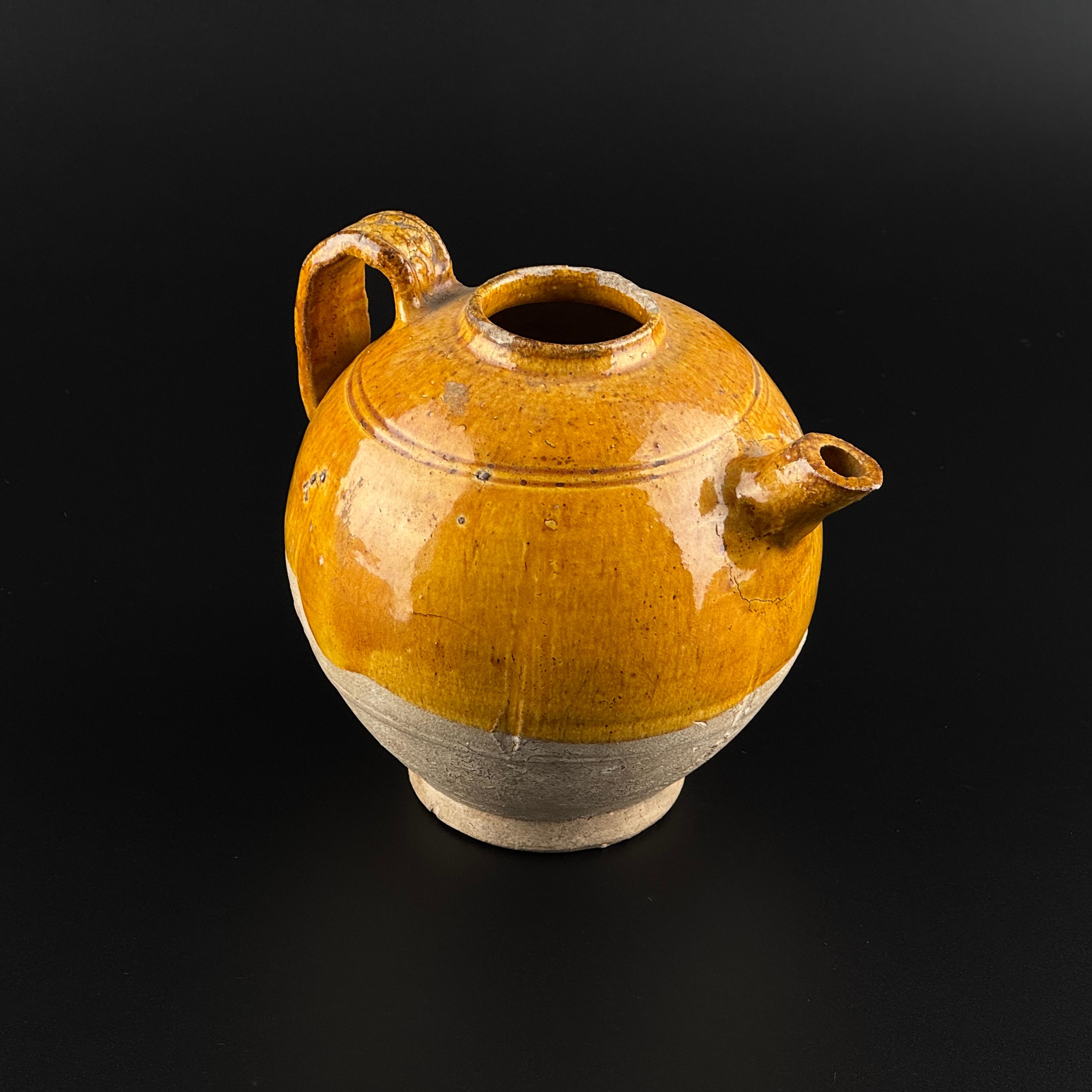 Aiguière en poterie à glaçure d'ambre, Dynasty Tang-Liao (7-12e siècle) en vente 4