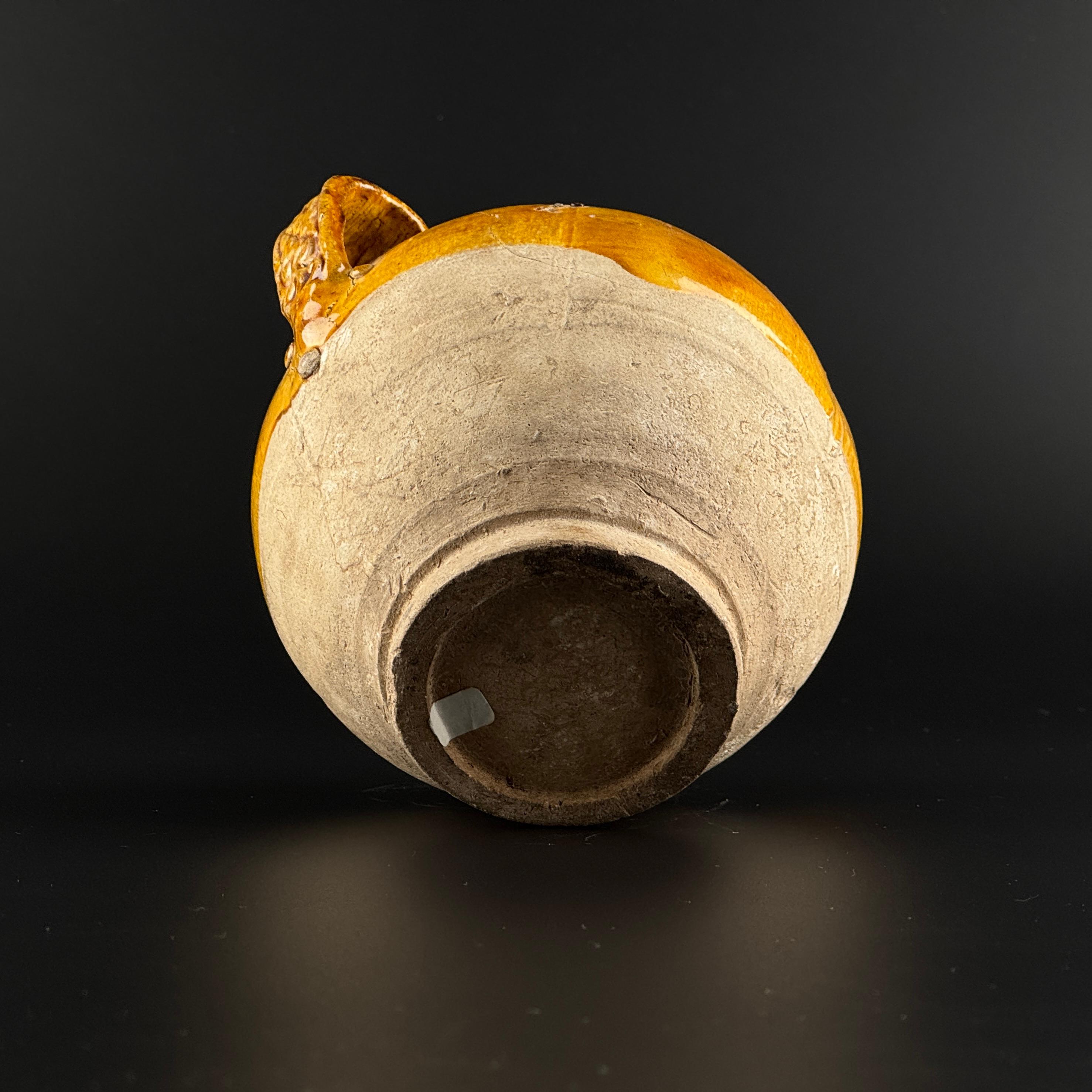 Aiguière en poterie à glaçure d'ambre, Dynasty Tang-Liao (7-12e siècle) en vente 6