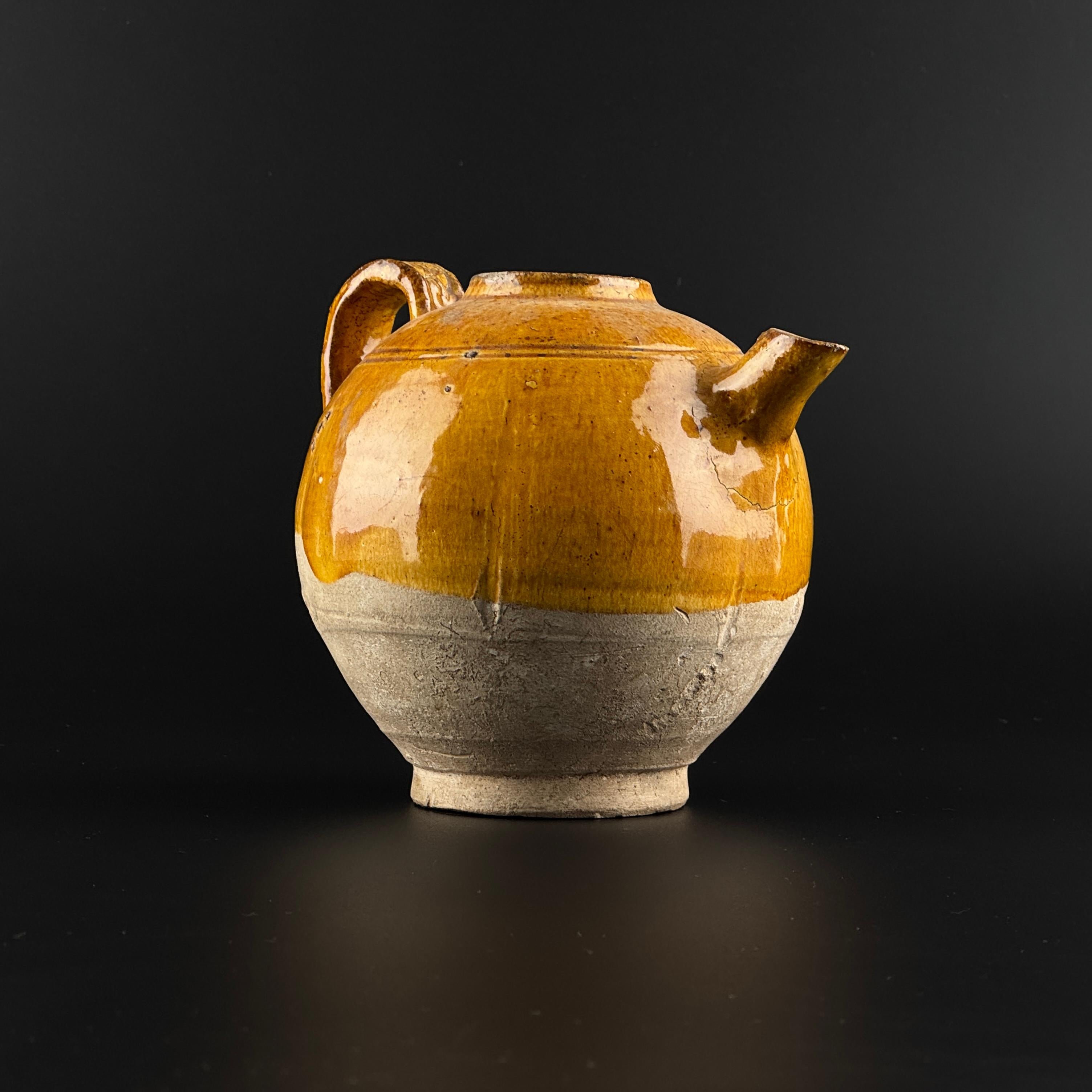 Hong Kong Aiguière en poterie à glaçure d'ambre, Dynasty Tang-Liao (7-12e siècle) en vente