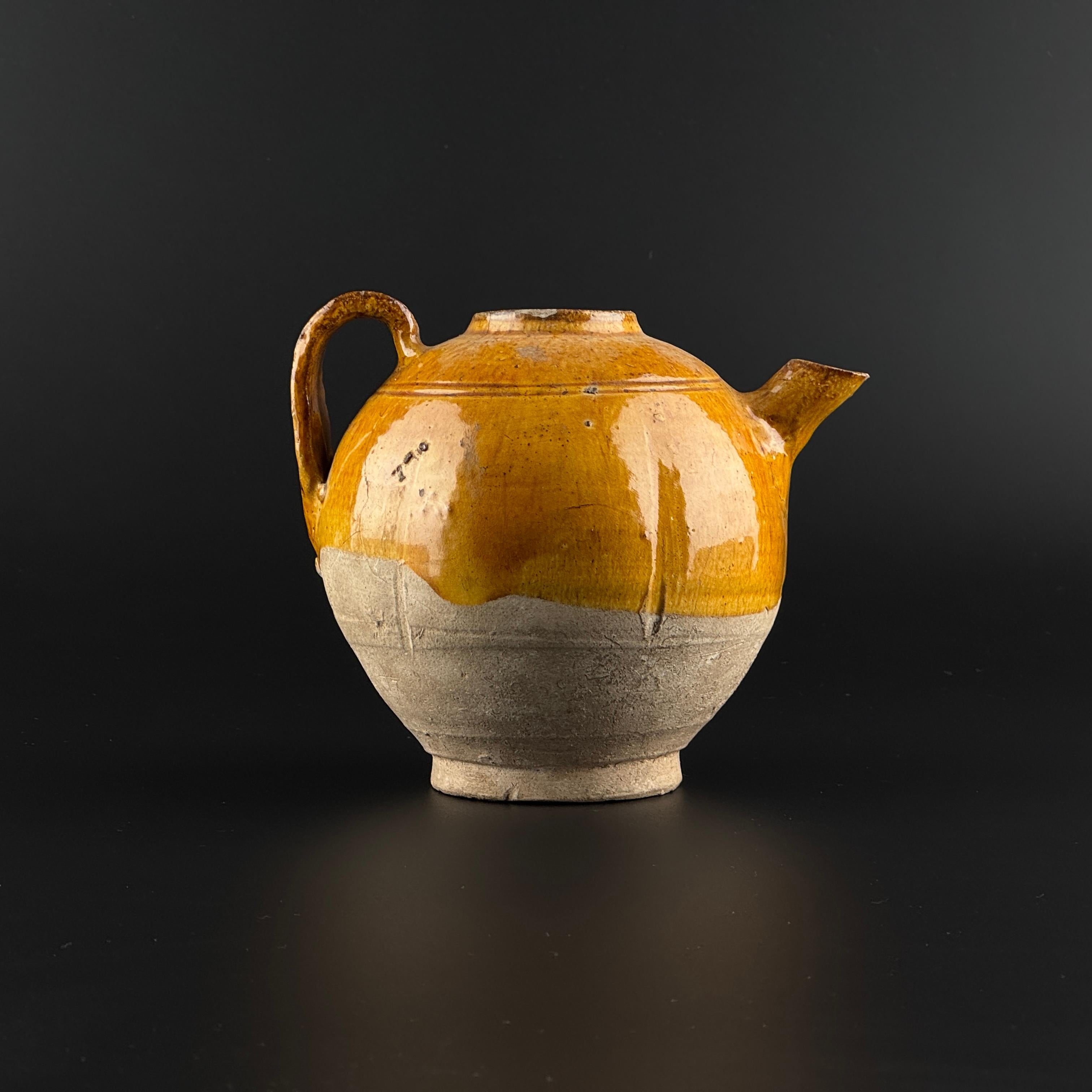 Vernissé Aiguière en poterie à glaçure d'ambre, Dynasty Tang-Liao (7-12e siècle) en vente