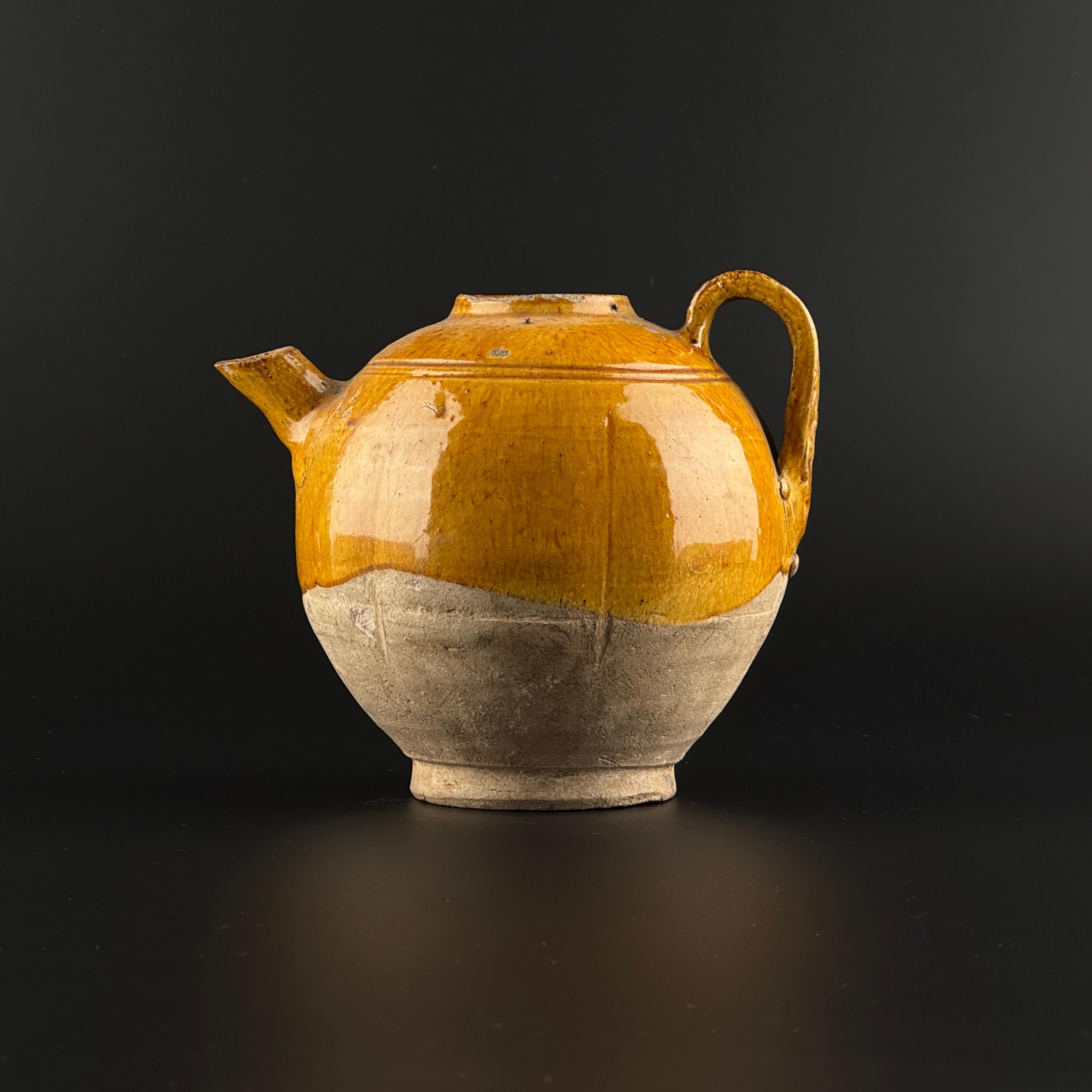XVIIIe siècle et antérieur Aiguière en poterie à glaçure d'ambre, Dynasty Tang-Liao (7-12e siècle) en vente