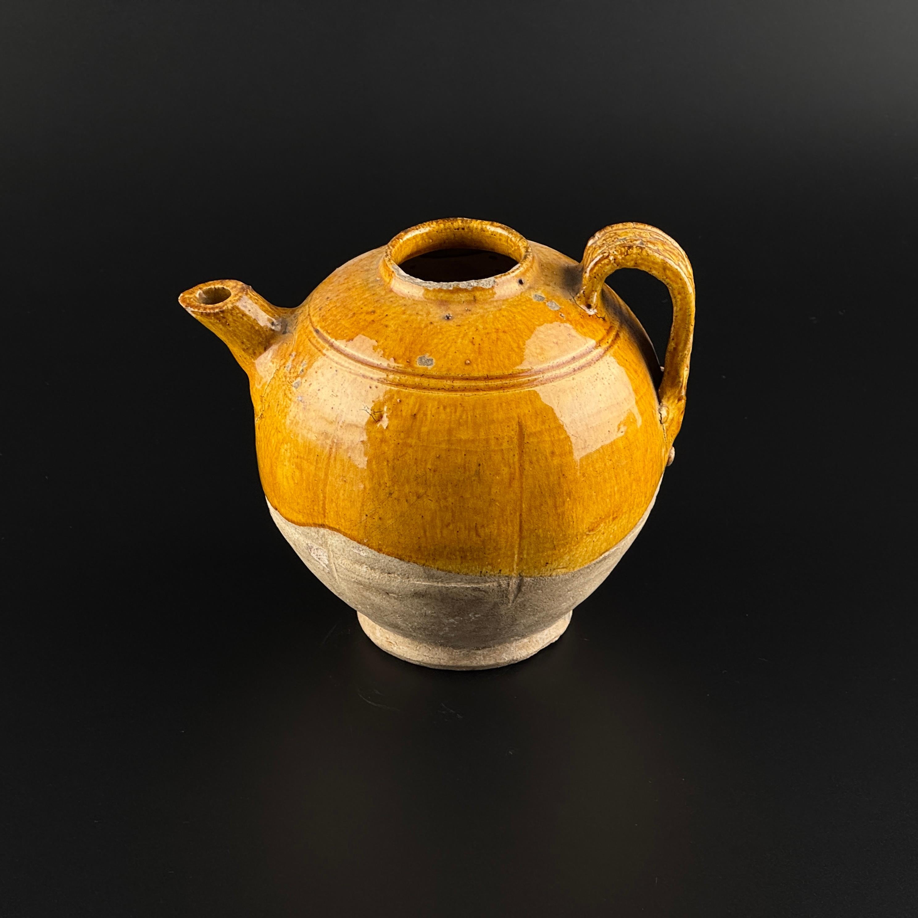 Aiguière en poterie à glaçure d'ambre, Dynasty Tang-Liao (7-12e siècle) en vente 1