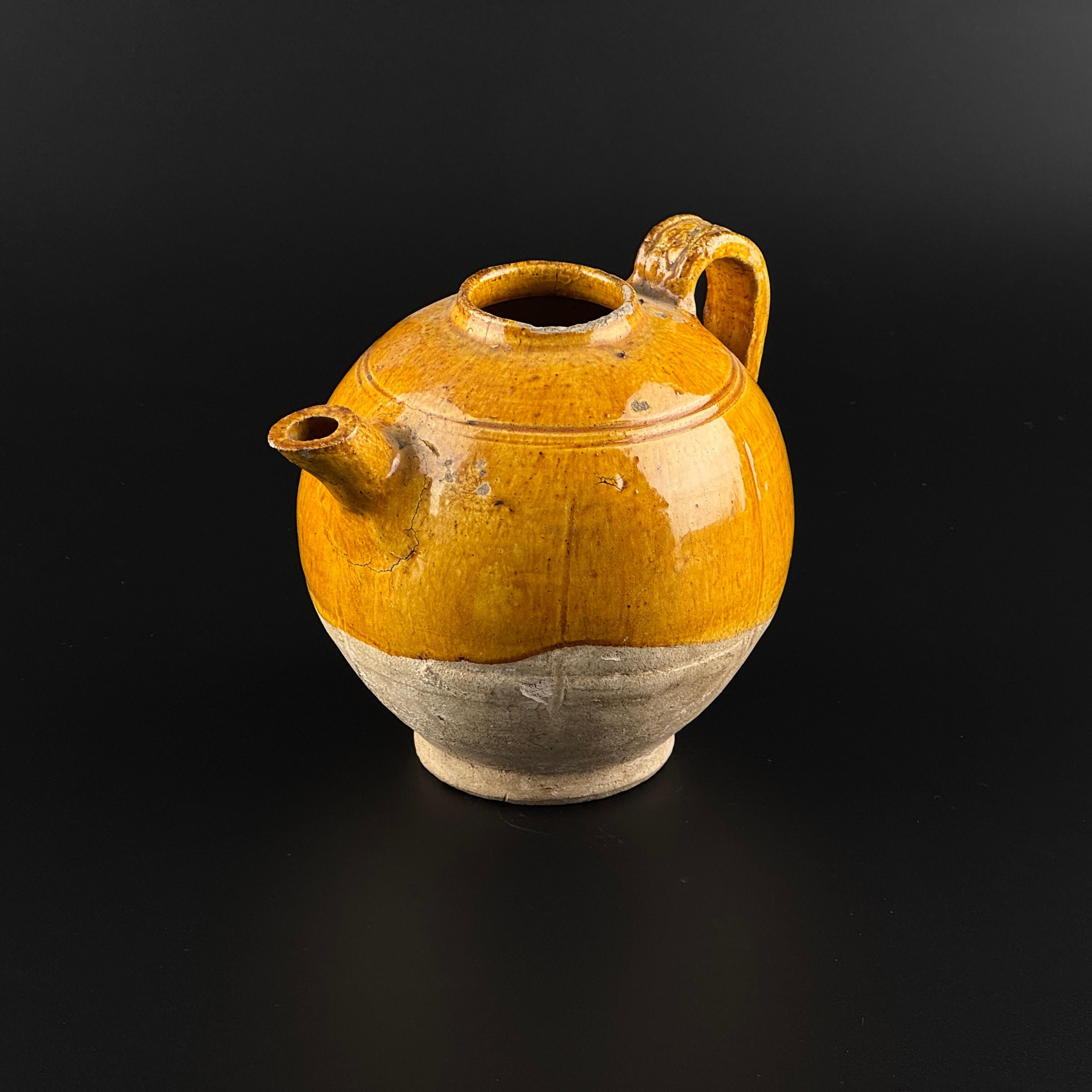 Aiguière en poterie à glaçure d'ambre, Dynasty Tang-Liao (7-12e siècle) en vente 2