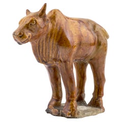 Figure de taureau sacré en poterie à glaçure ambre, Dynasty Tang-Liao (7-12e siècle)
