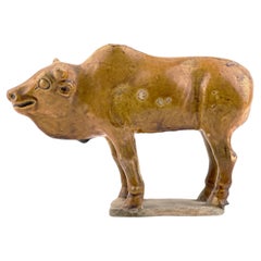 Figure de taureau sacré en poterie à glaçure ambre, Dynasty Tang-Liao (7-12e siècle)
