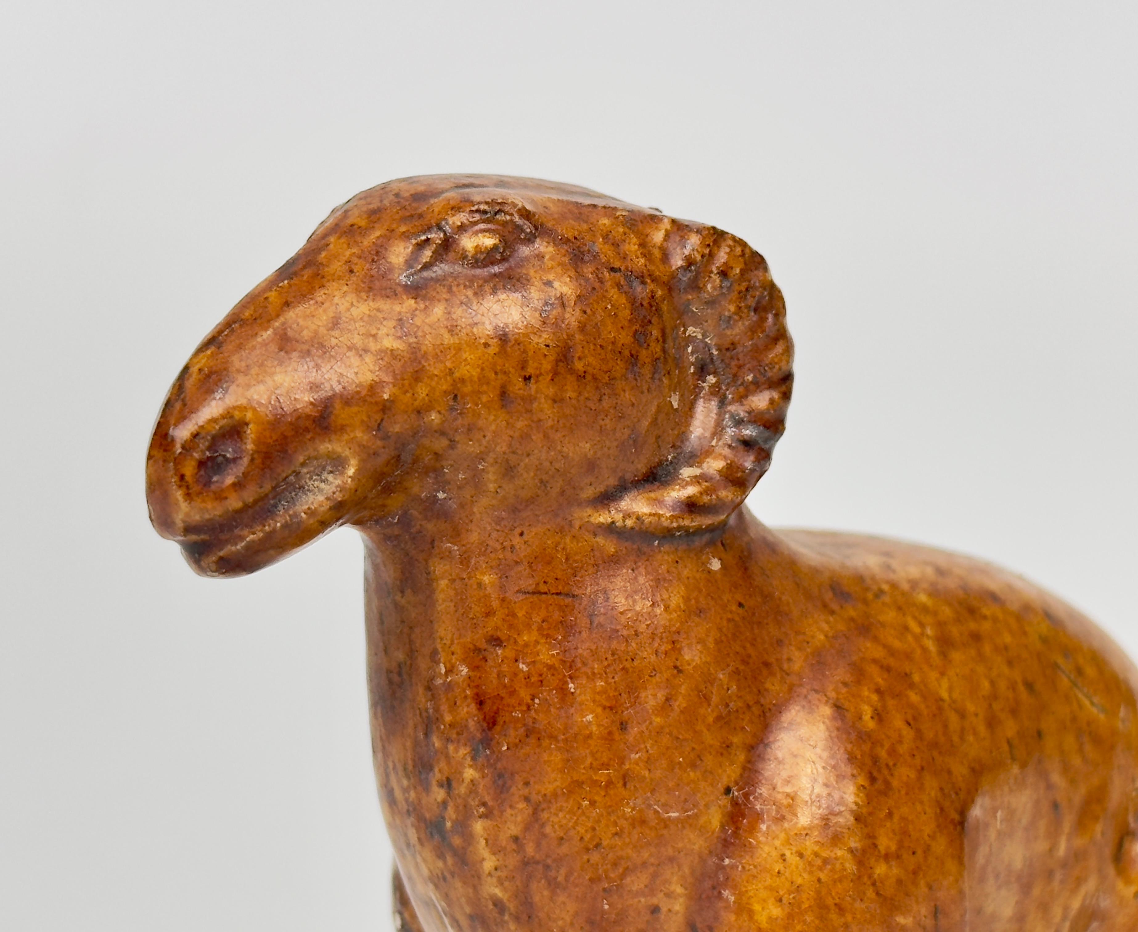 Figura de oveja de cerámica vidriada en ámbar, Tang Dynasty (Siglos VII-X) en venta 3