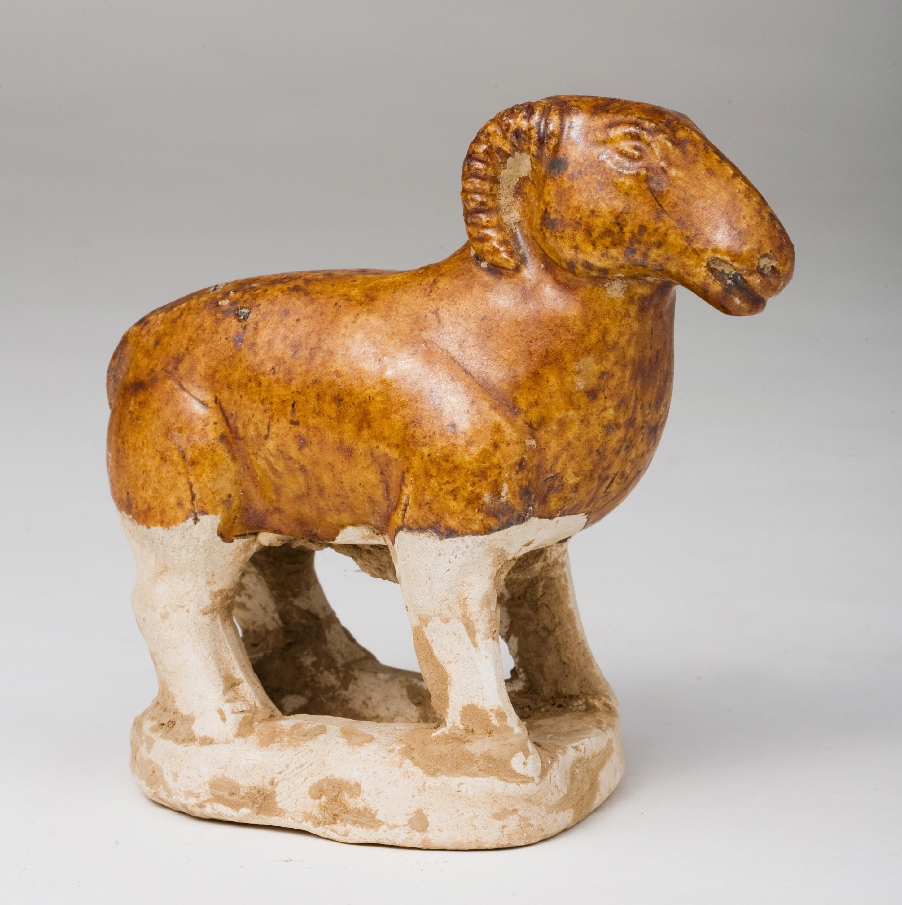 Figura de oveja de cerámica vidriada en ámbar, Tang Dynasty (Siglos VII-X) Hong Kong en venta