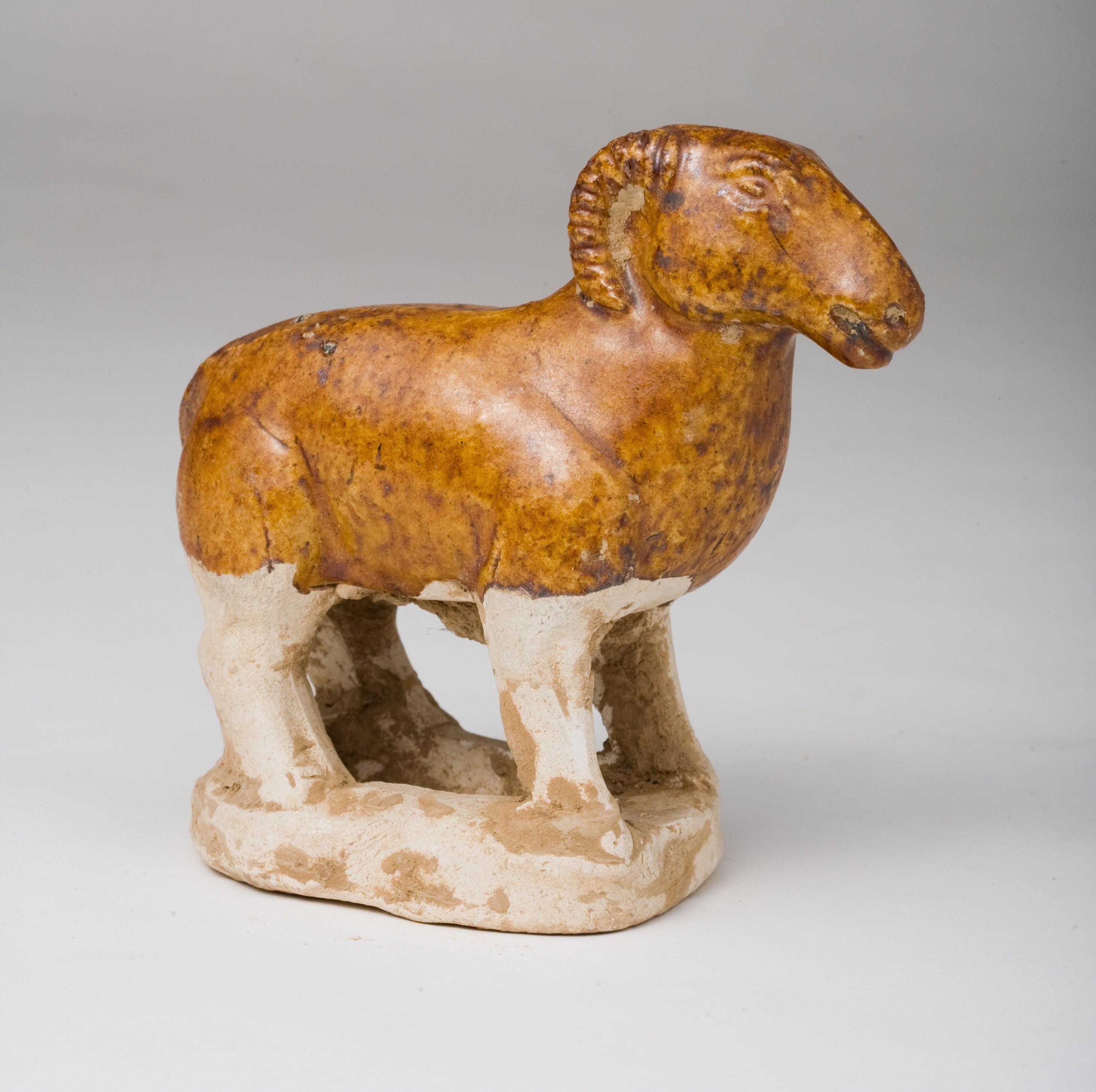 Figura de oveja de cerámica vidriada en ámbar, Tang Dynasty (Siglos VII-X) Glaseado en venta