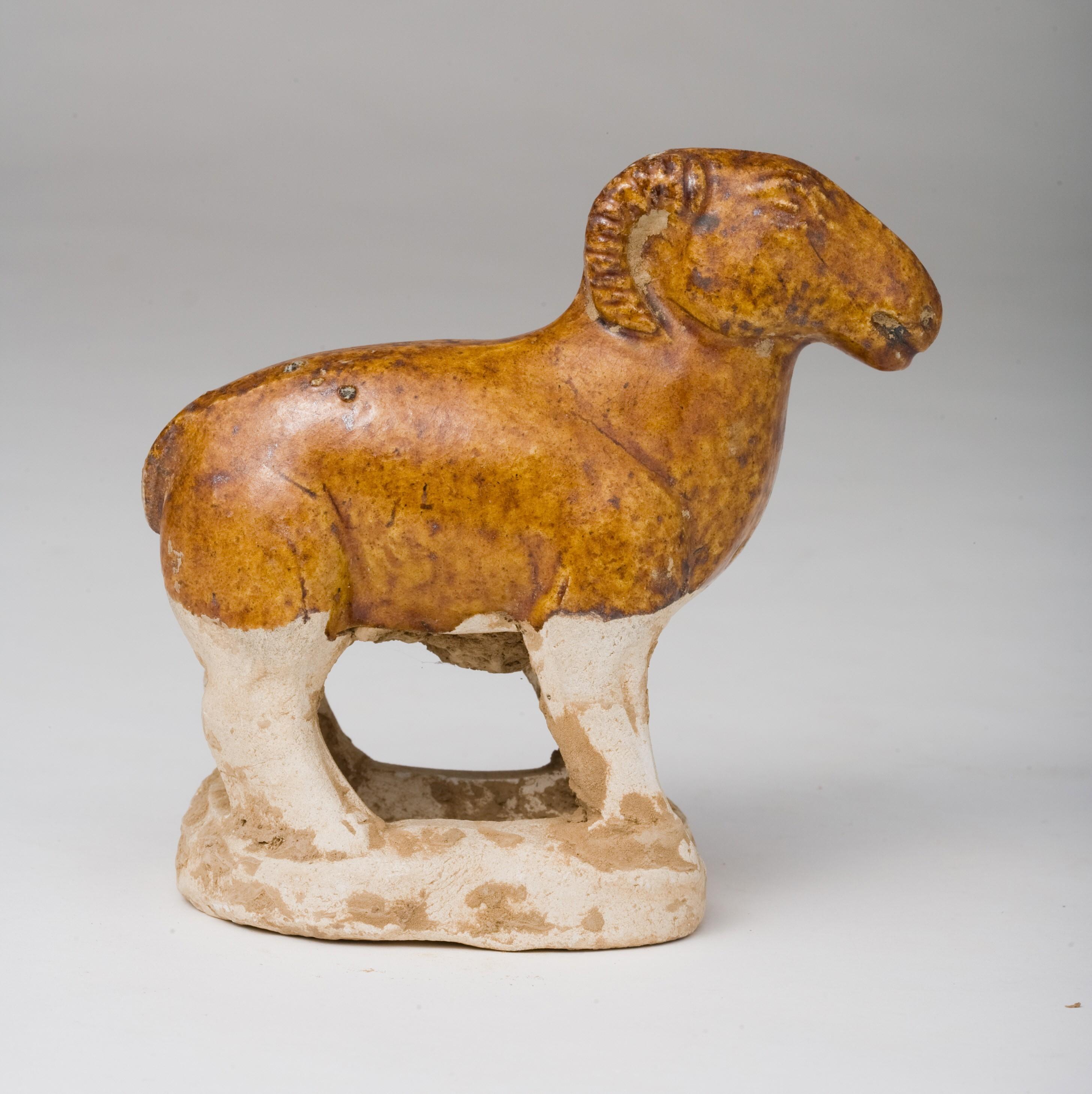 Figura de oveja de cerámica vidriada en ámbar, Tang Dynasty (Siglos VII-X) en Bueno estado para la venta en seoul, KR