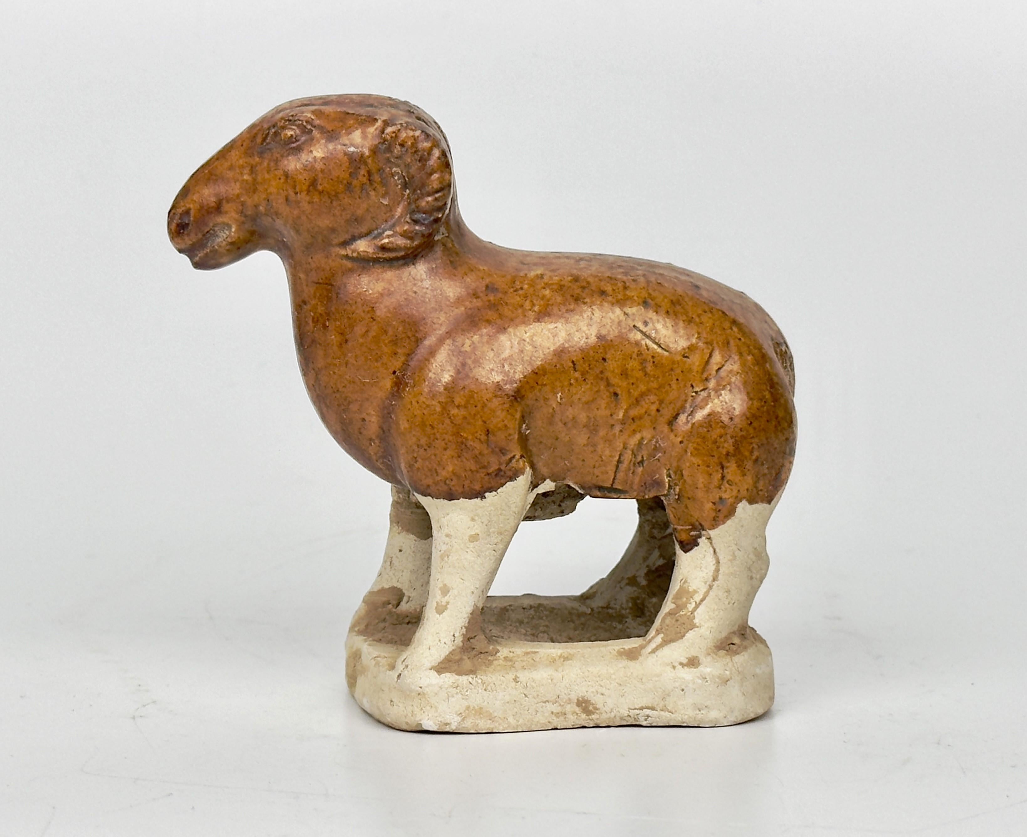 Figura de oveja de cerámica vidriada en ámbar, Tang Dynasty (Siglos VII-X) siglo XVIII y antes en venta