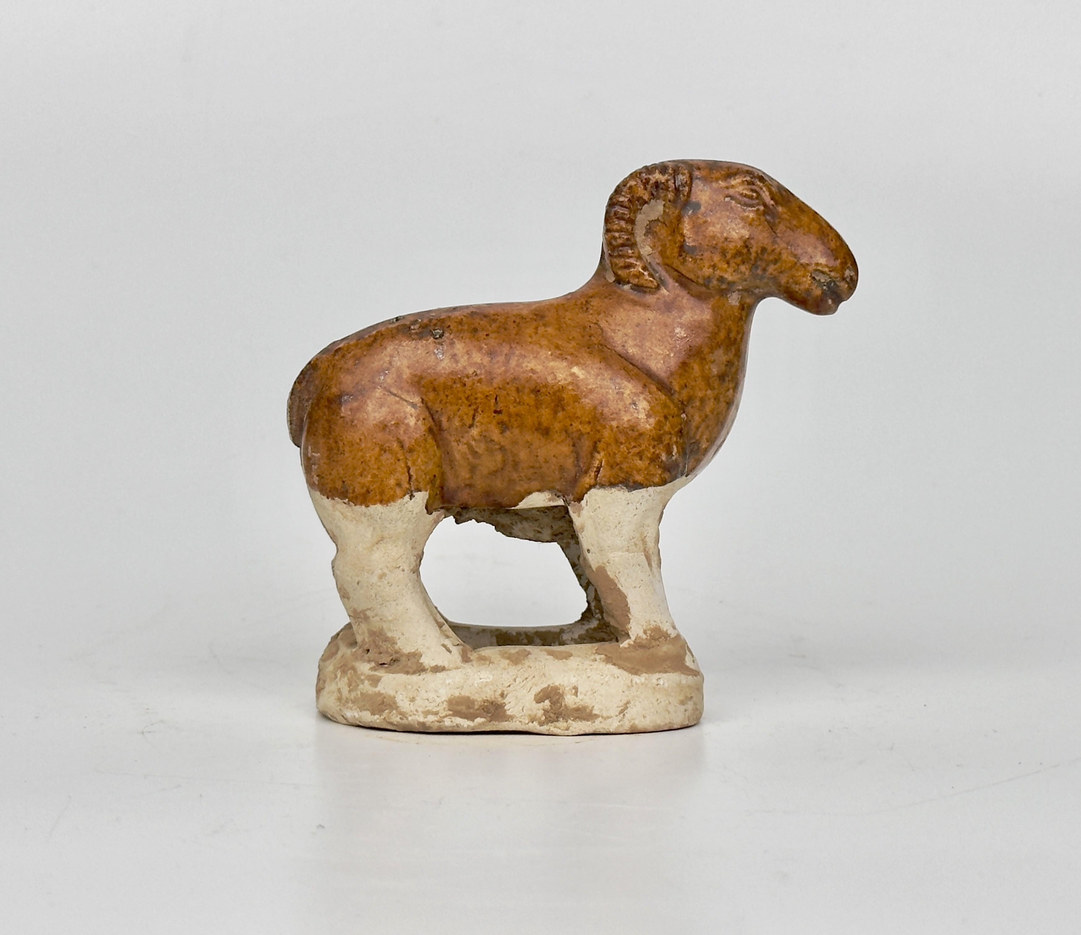 Figura de oveja de cerámica vidriada en ámbar, Tang Dynasty (Siglos VII-X) en venta 1