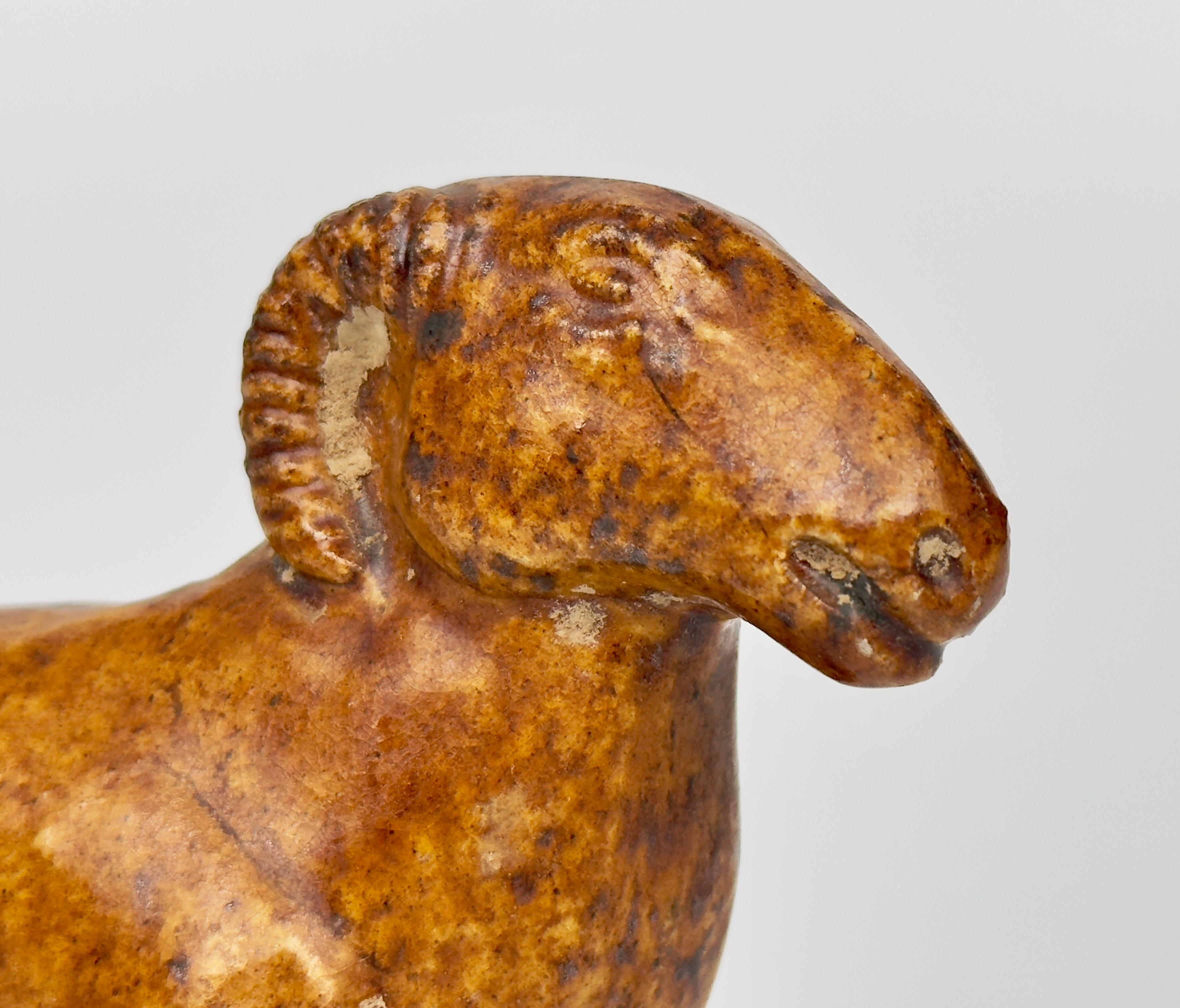 Figura de oveja de cerámica vidriada en ámbar, Tang Dynasty (Siglos VII-X) en venta 2