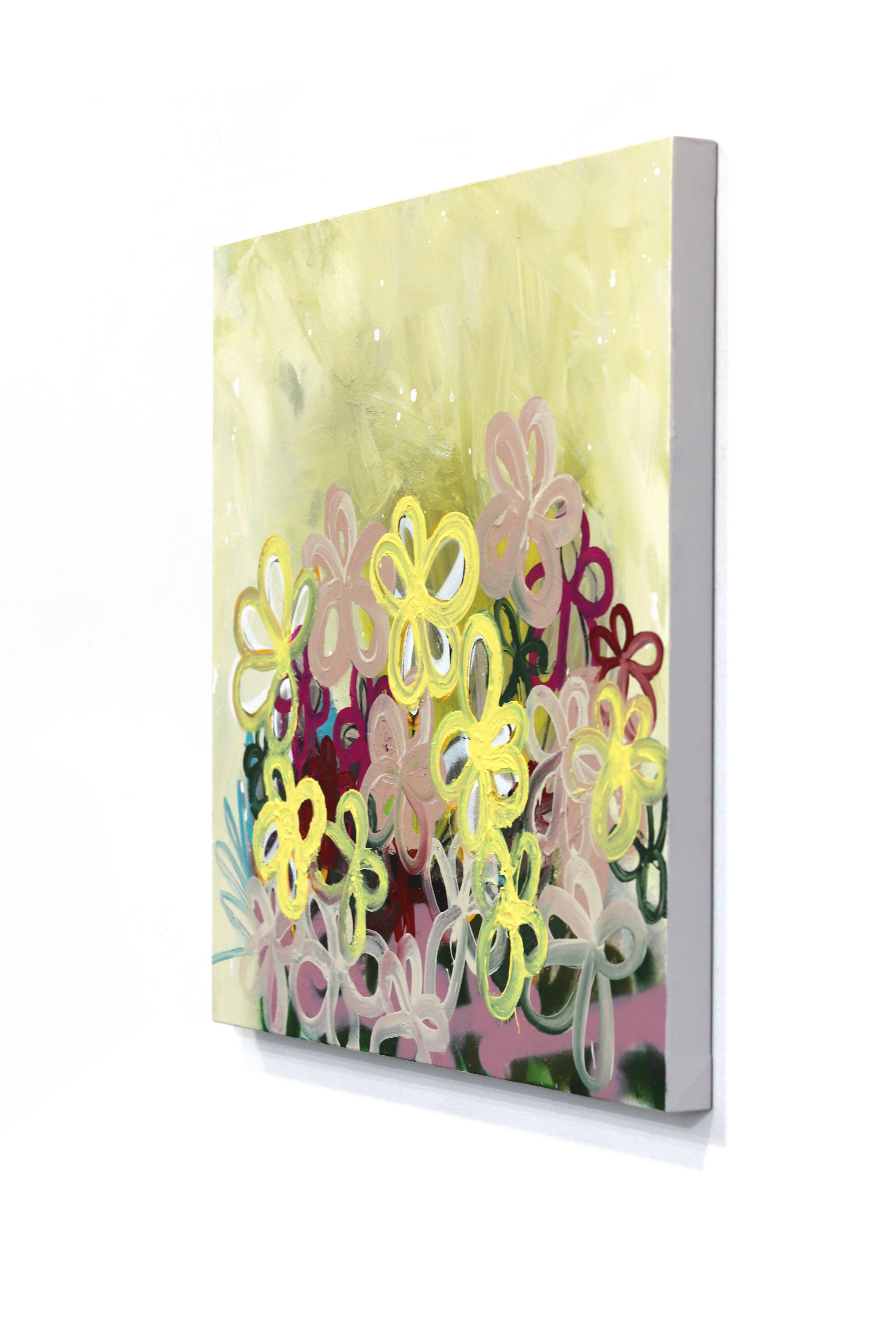 A Lovely Bunch- Abstrakt Fröhlich Bunt Floral Graffiti Gemischte Medien Pop Kunstwerk (Beige), Abstract Painting, von Amber Goldhammer