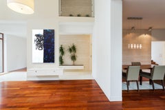 Sincronia mista - Opera d'arte pop astratta a trama blu e bianca con graffiti