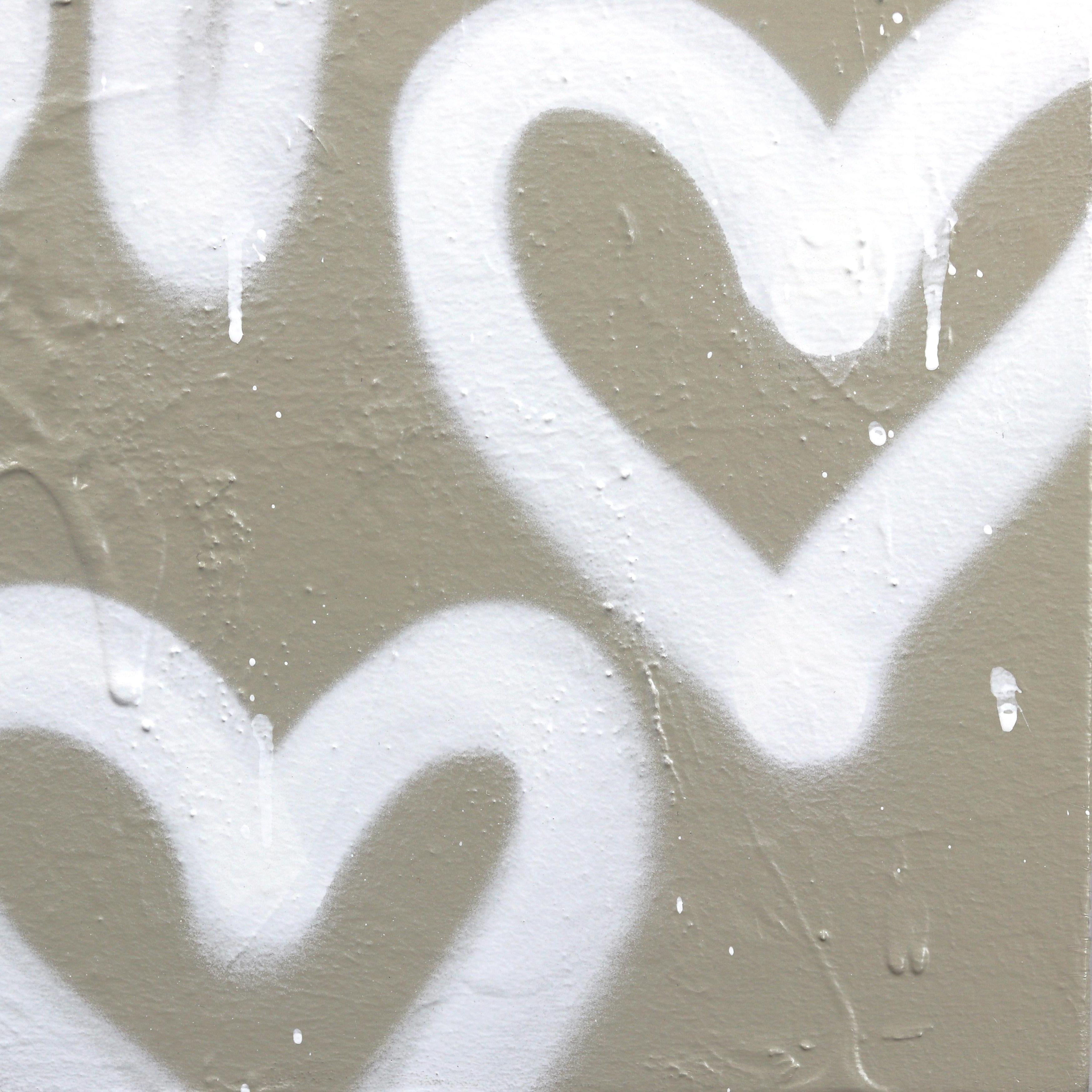 My Love is Like a Big Hug - Abstraktes Weiß auf Texturiertes Beige-Kunstwerk auf Leinwand (Zeitgenössisch), Painting, von Amber Goldhammer
