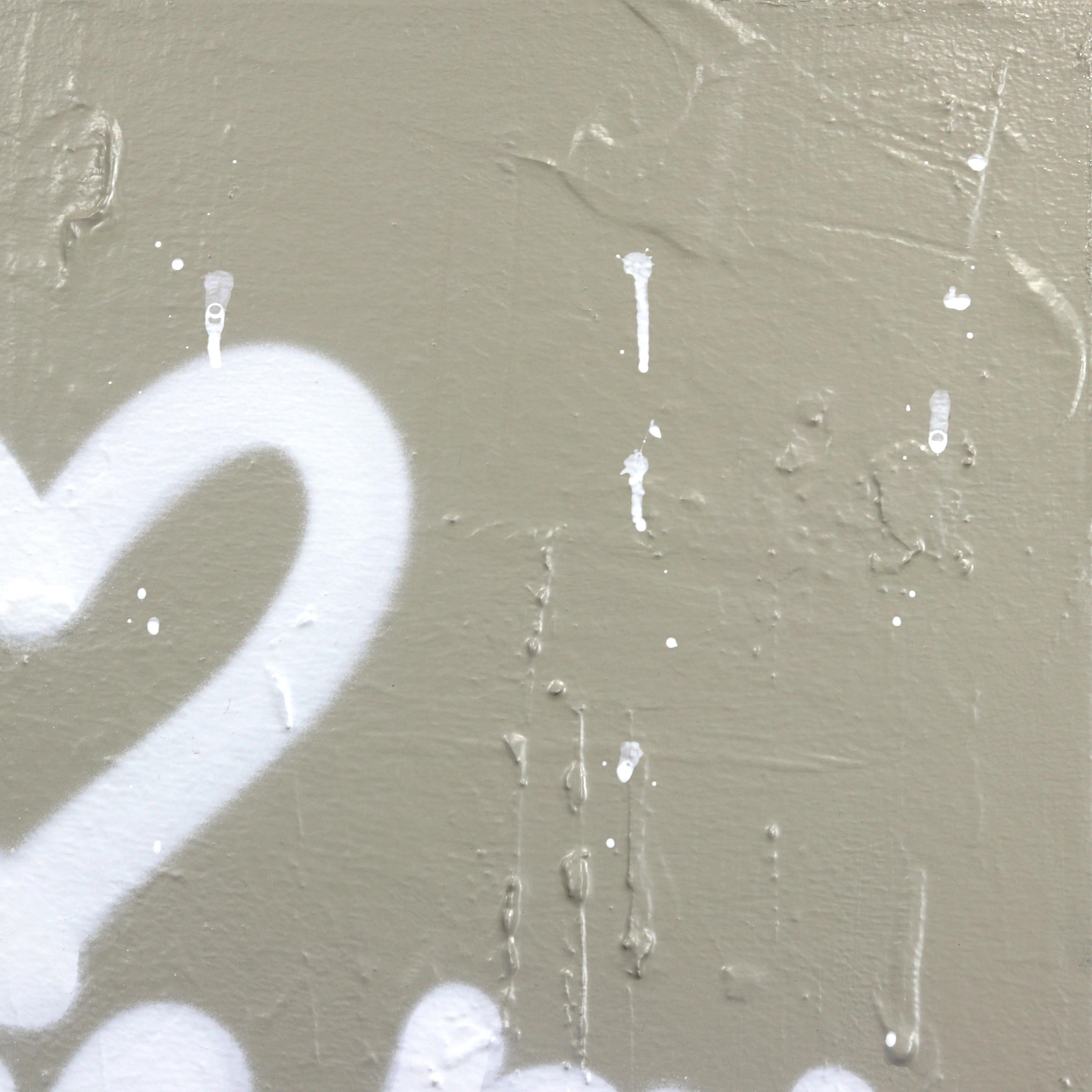 My Love is Like a Big Hug - Abstraktes Weiß auf Texturiertes Beige-Kunstwerk auf Leinwand im Angebot 1