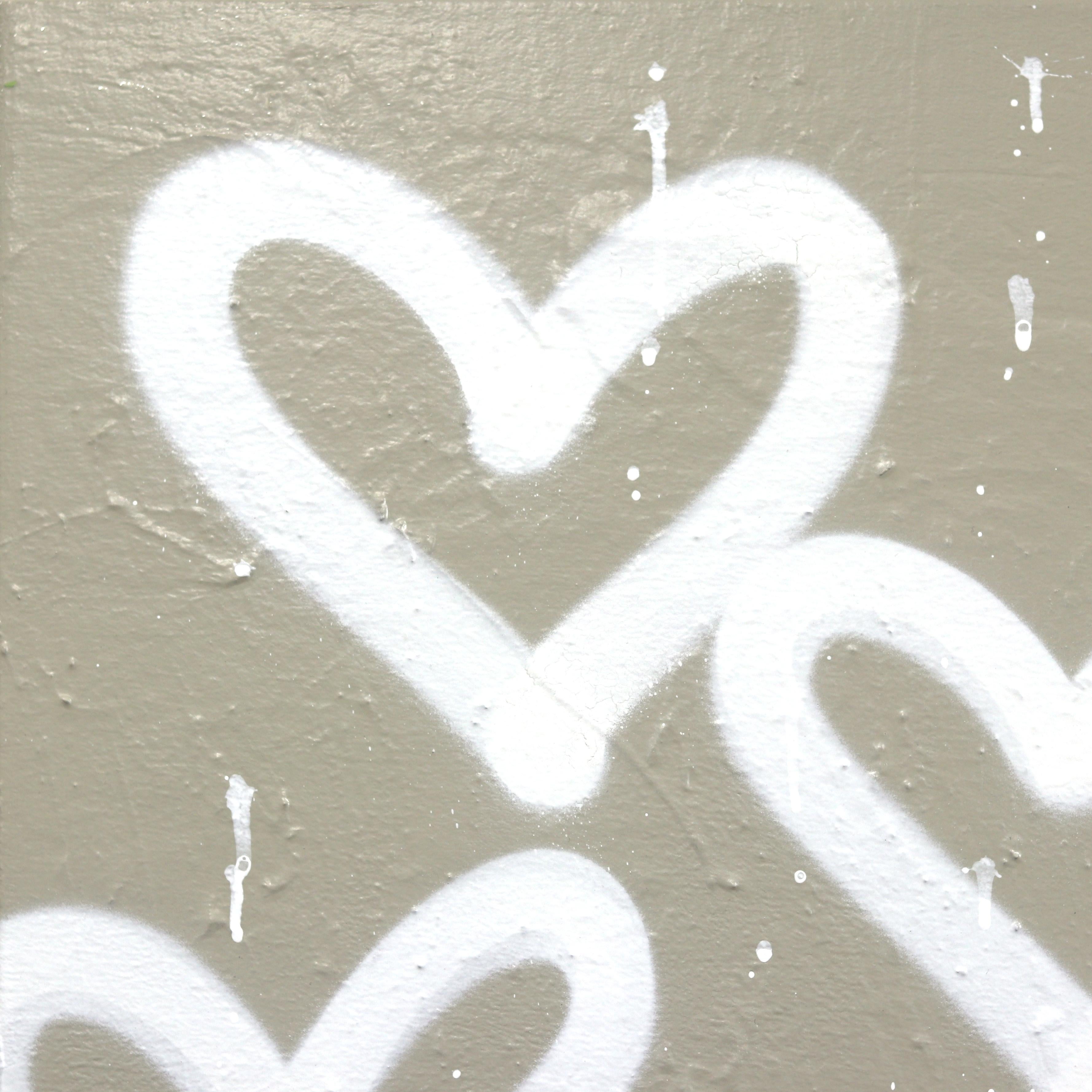 My Love is Like a Big Hug - Abstraktes Weiß auf Texturiertes Beige-Kunstwerk auf Leinwand im Angebot 3