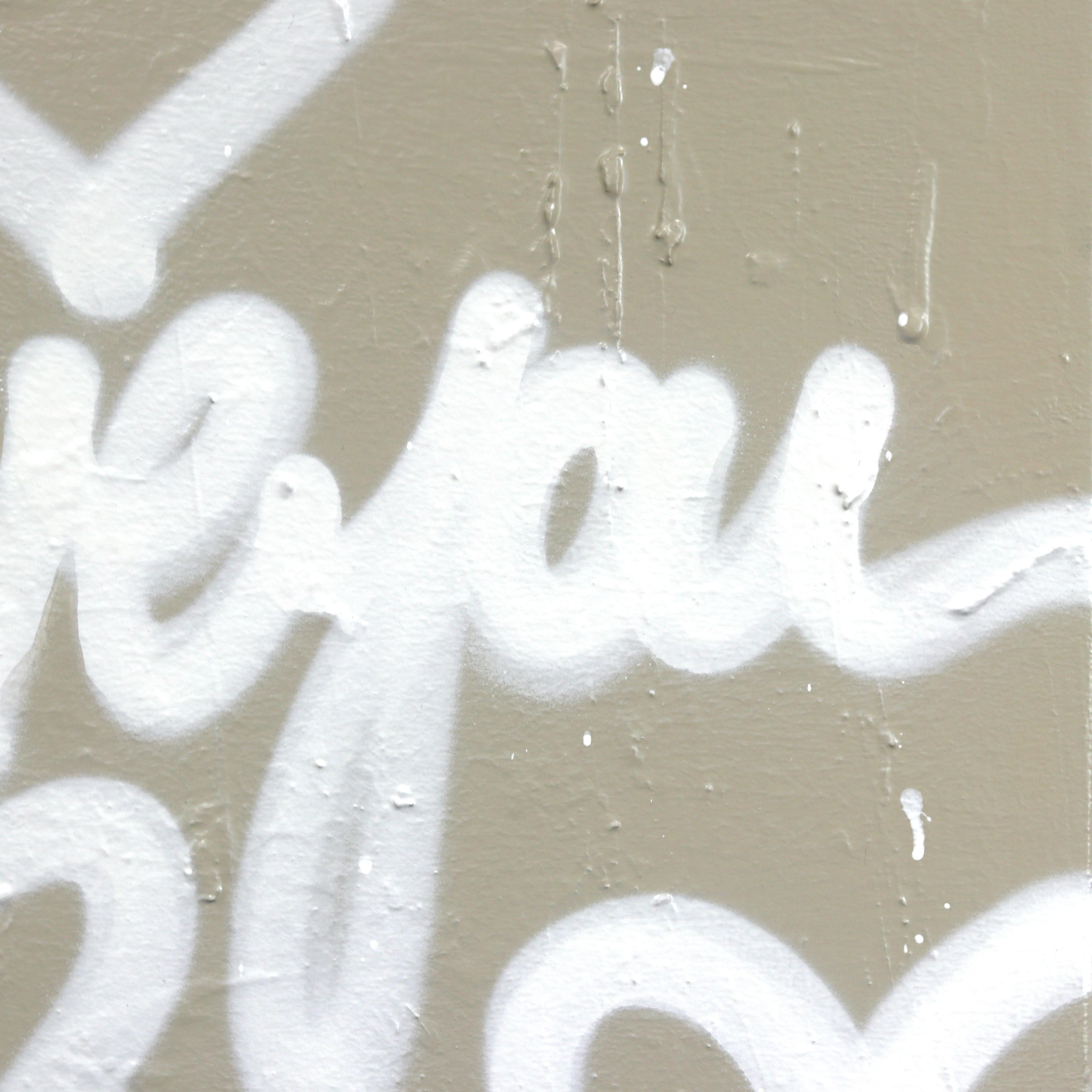 My Love is Like a Big Hug - Abstraktes Weiß auf Texturiertes Beige-Kunstwerk auf Leinwand im Angebot 5