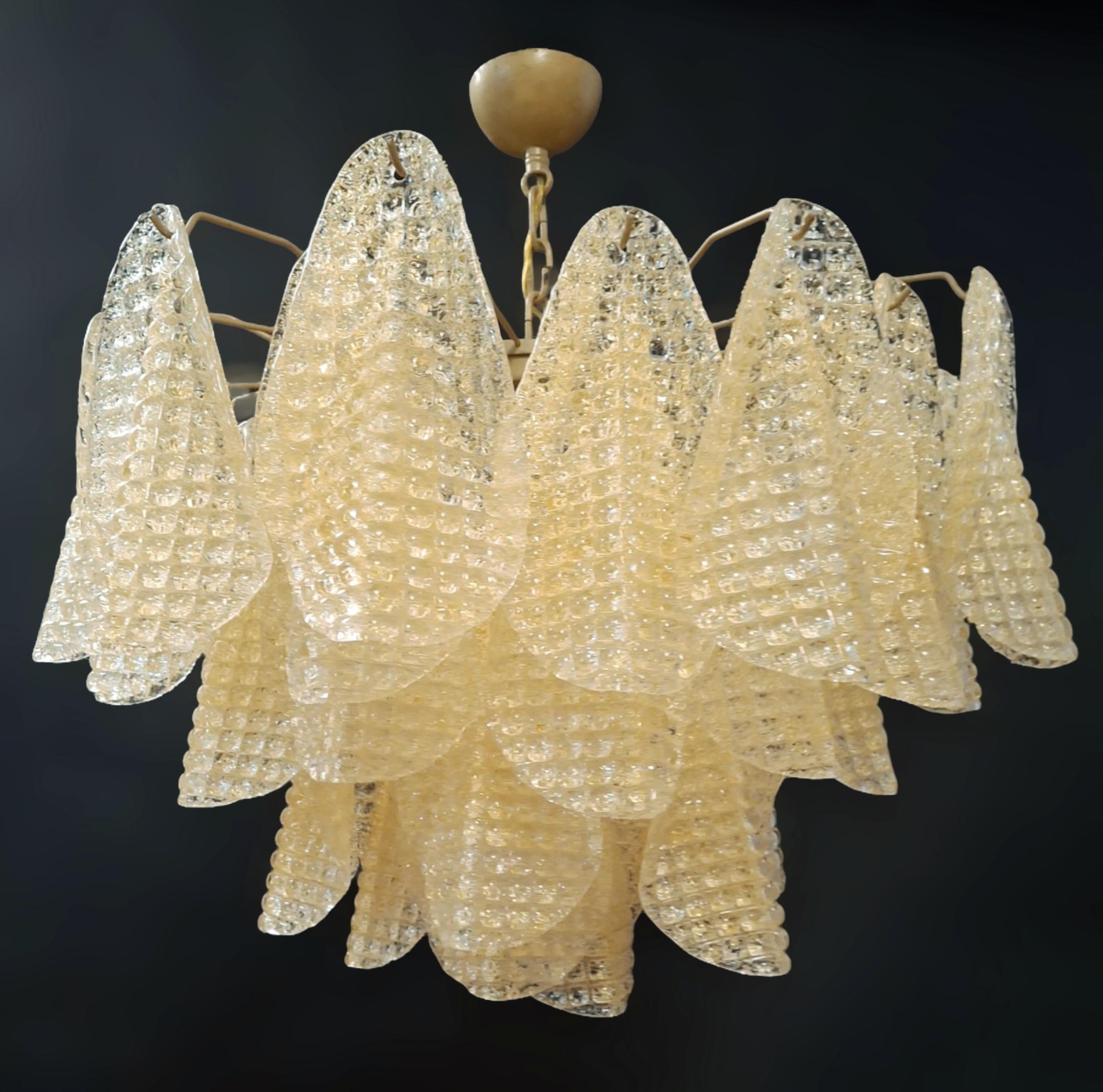 Lampadario italiano con petali in vetro di Murano trasparente soffiato a mano con Graniglia color ambra per ottenere un effetto granulare, montato su una struttura in metallo satinato color oro / Hand Made in Italy
4 luci / tipo E26 o E27 / max 60W