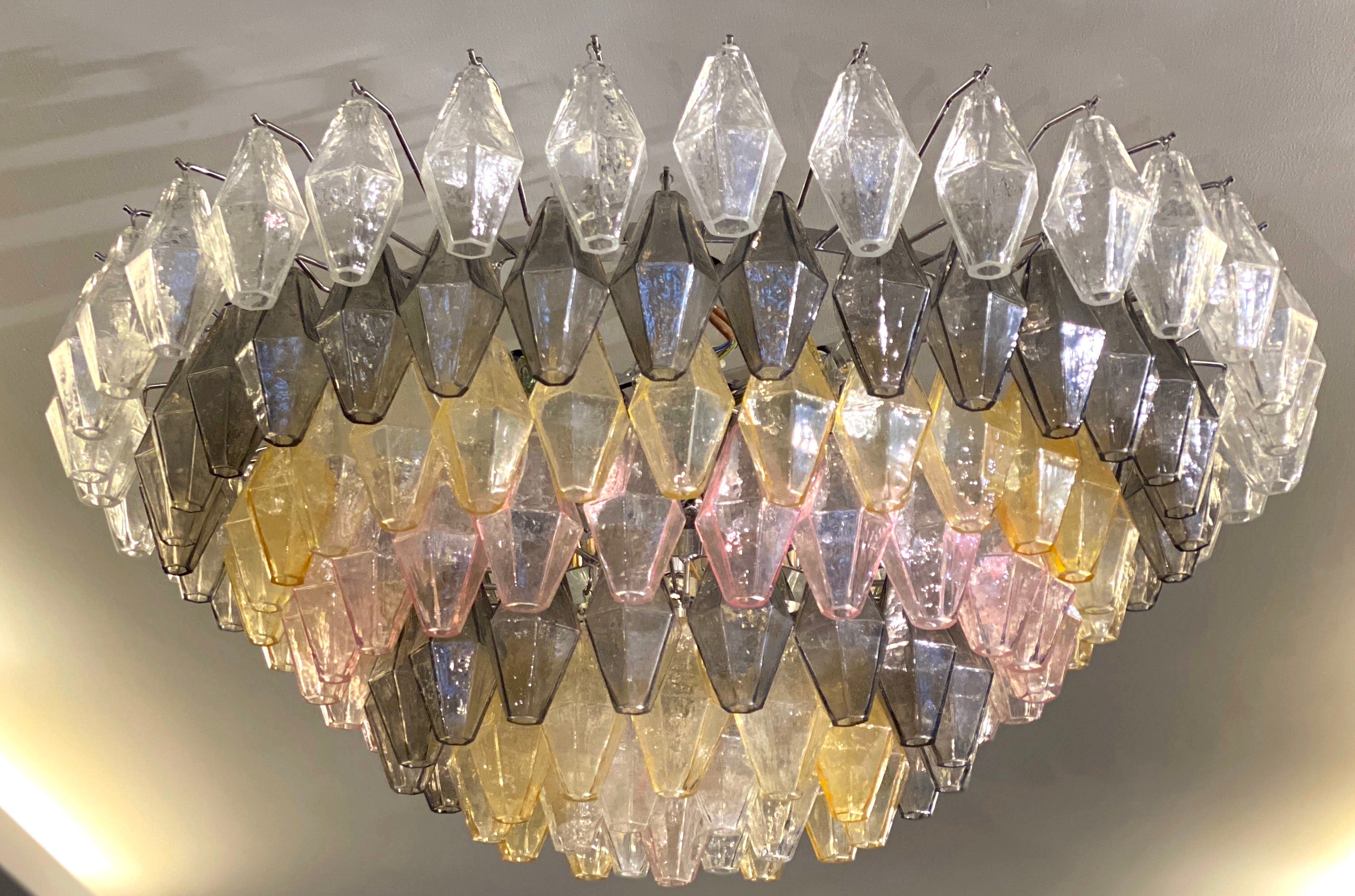 Ce lustre est composé de dizaines de 