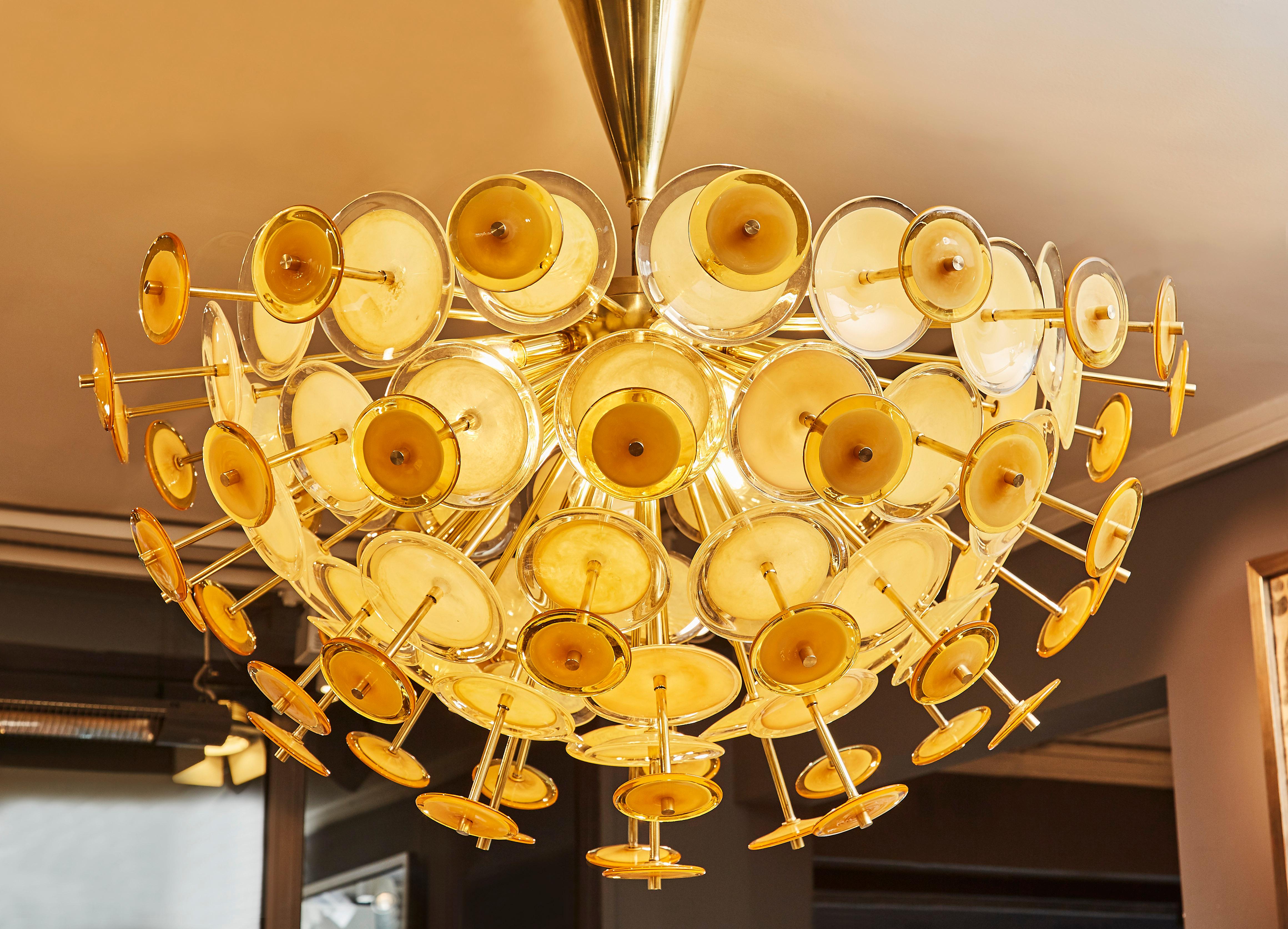 Elégant lustre demi-Sputnik en laiton avec des verres de Murano teintés d'ambre. Création unique du Studio Glustin, Italie, 2019.
 
 