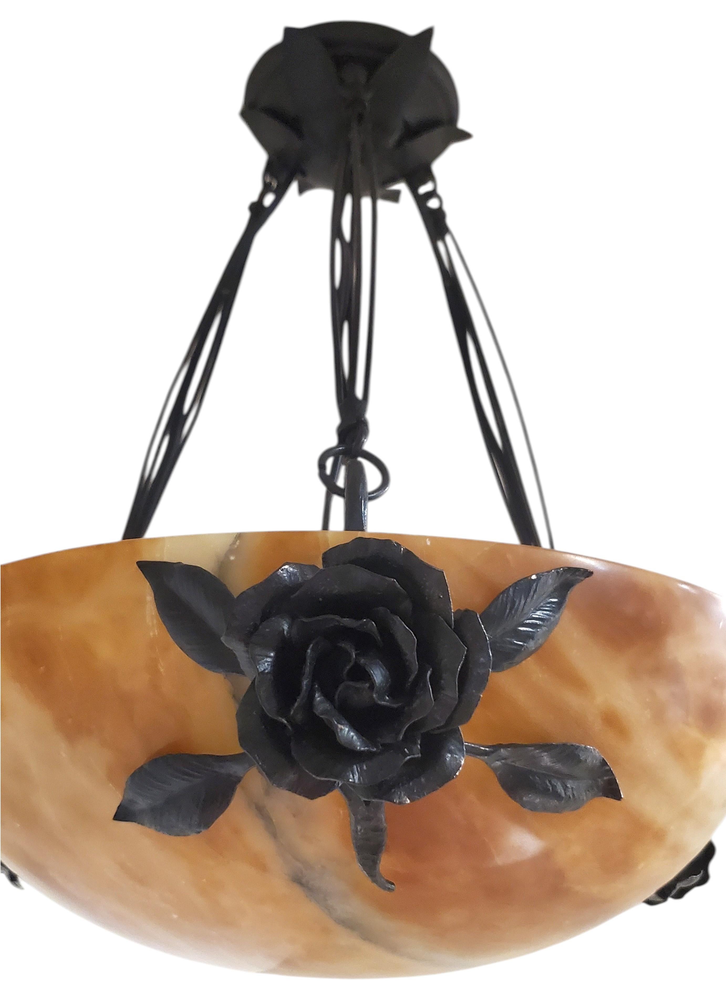Coupe originale in ambra scolpita a mano in alabastro con motivo a rosa in ferro forgiato a mano in vendita 2