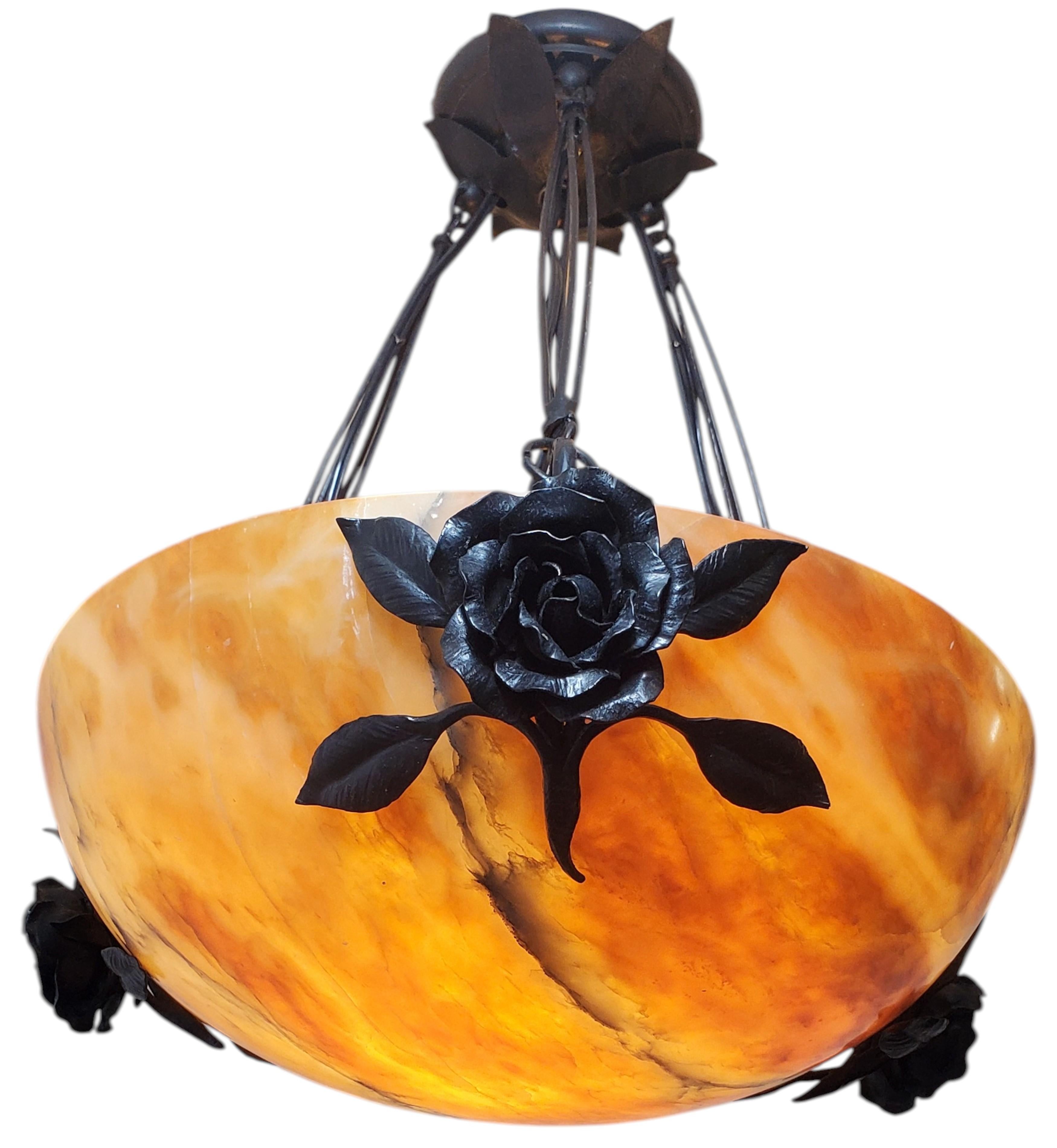 Coupe originale in ambra scolpita a mano in alabastro con motivo a rosa in ferro forgiato a mano in vendita 8