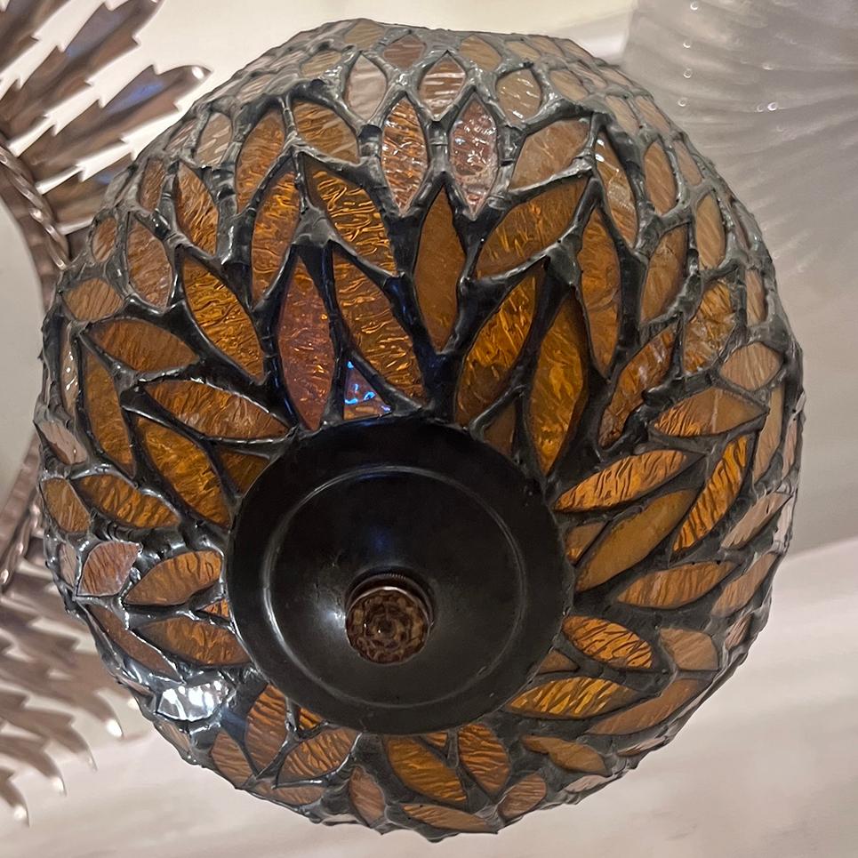Apparecchio di illuminazione in vetro piombato ambrato In condizioni buone in vendita a New York, NY