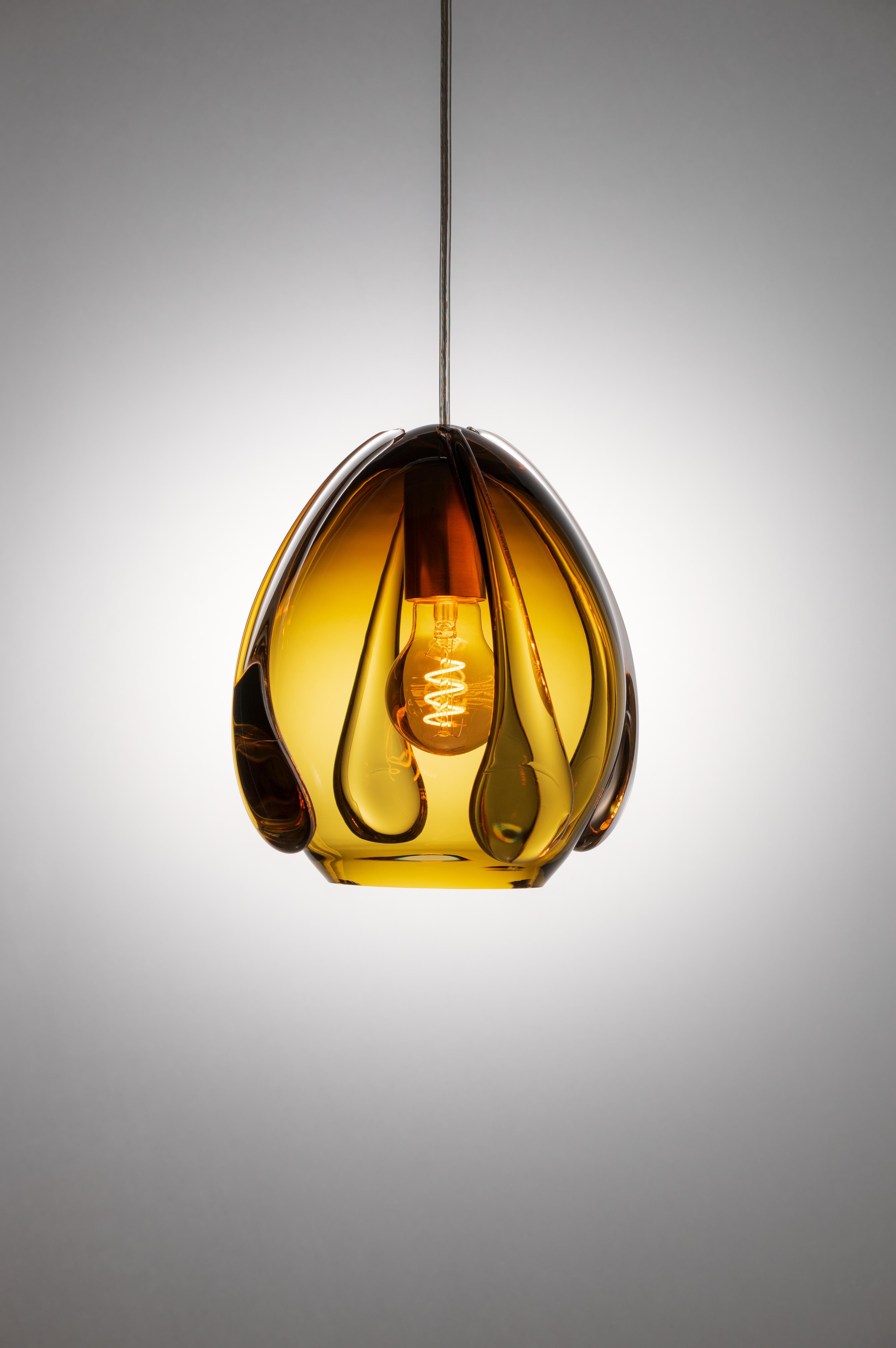 Lampada a sospensione Amber M di Georgiev Zabeta
Dimensioni: Ø 22 x H 18 cm.
Materiali: Vetro soffiato.

Tutte le nostre lampade possono essere cablate a seconda del Paese. Se viene venduto negli Stati Uniti, sarà cablato per gli Stati Uniti, ad