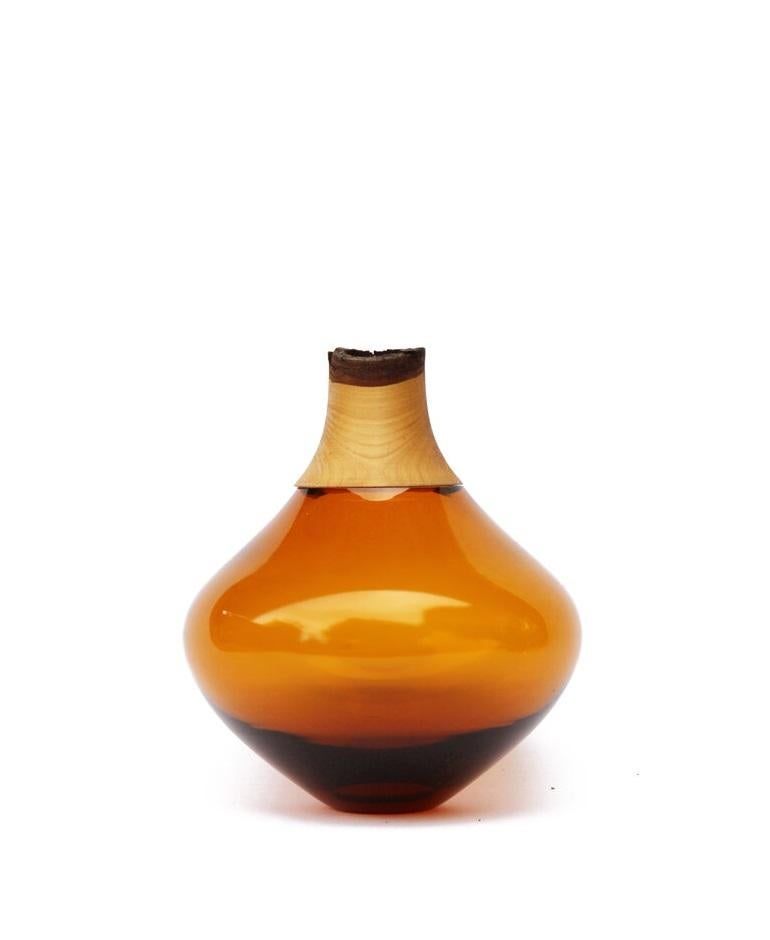 Vaso impilabile Matisse Ambra II, Pia Wüstenberg
Dimensioni: D. 12 x H. 16
Materiali: vetro, Wood

I vasi impilabili Matisse sono tesori, piccoli spruzzi di vetro curvo con una corona di legno. La collezione è stata originariamente progettata