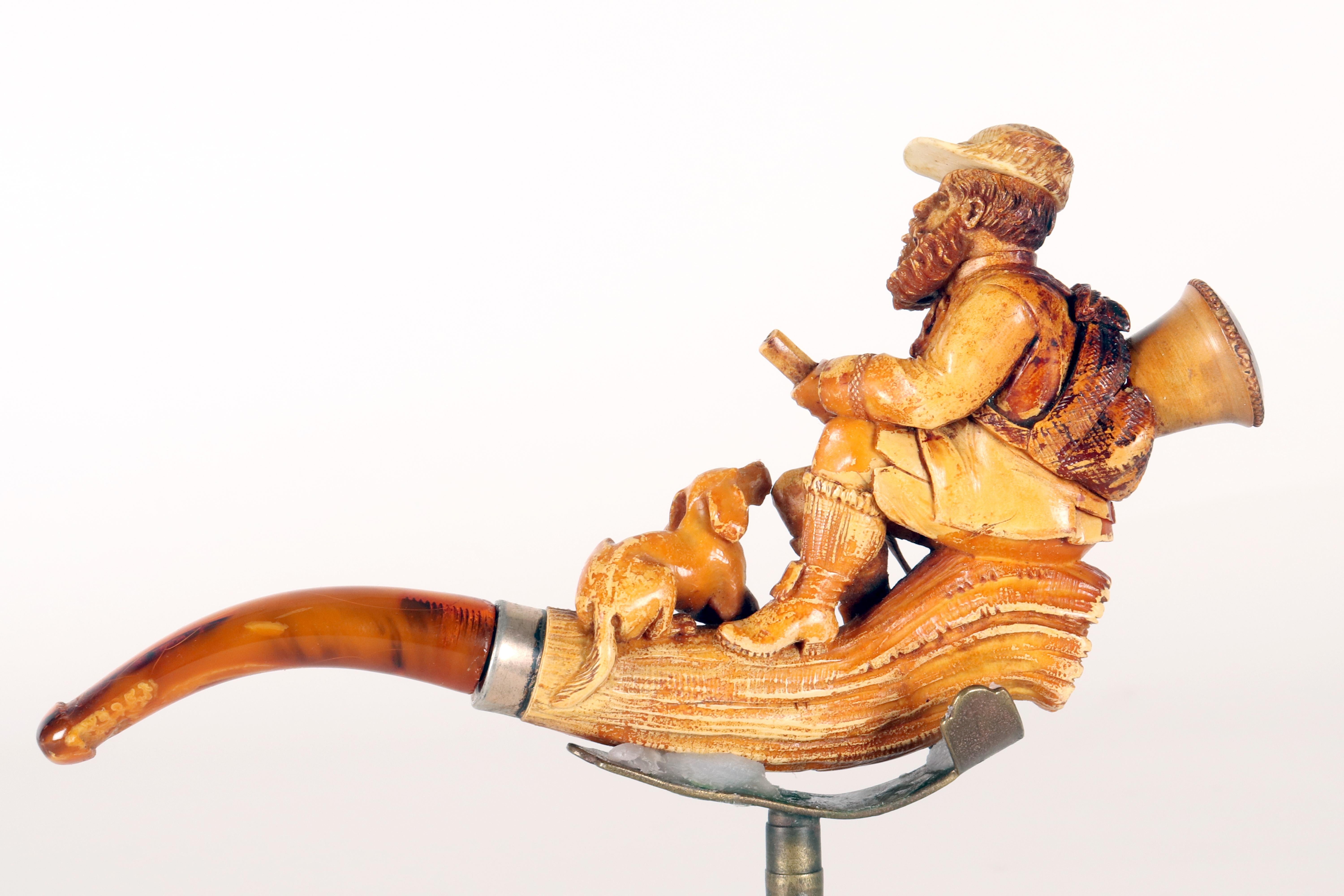 Pipe en écume d'ambre, représentant un chasseur. Vienne, Autriche 1890. Bon état - En vente à Milan, IT