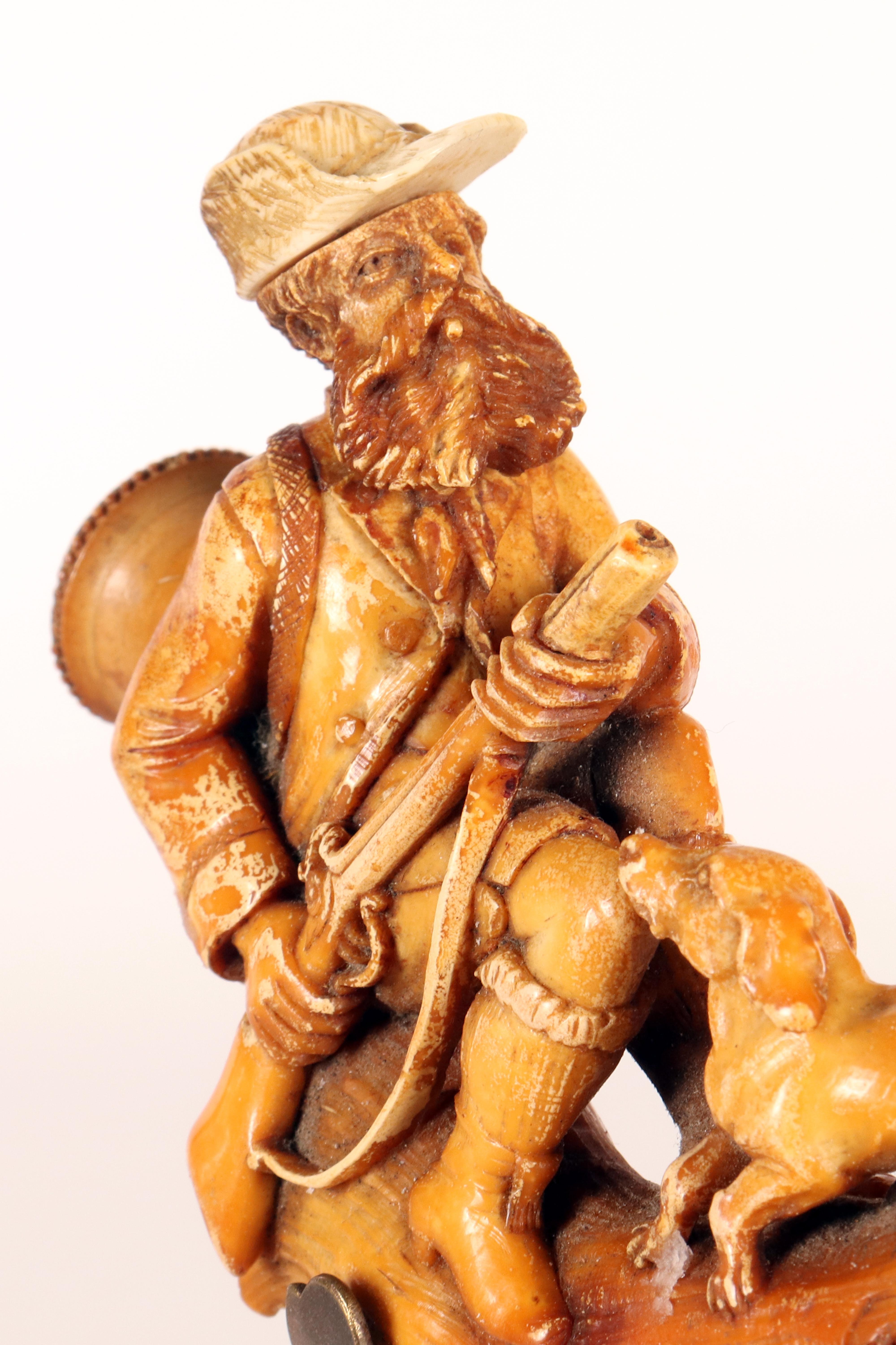 XIXe siècle Pipe en écume d'ambre, représentant un chasseur. Vienne, Autriche 1890. en vente