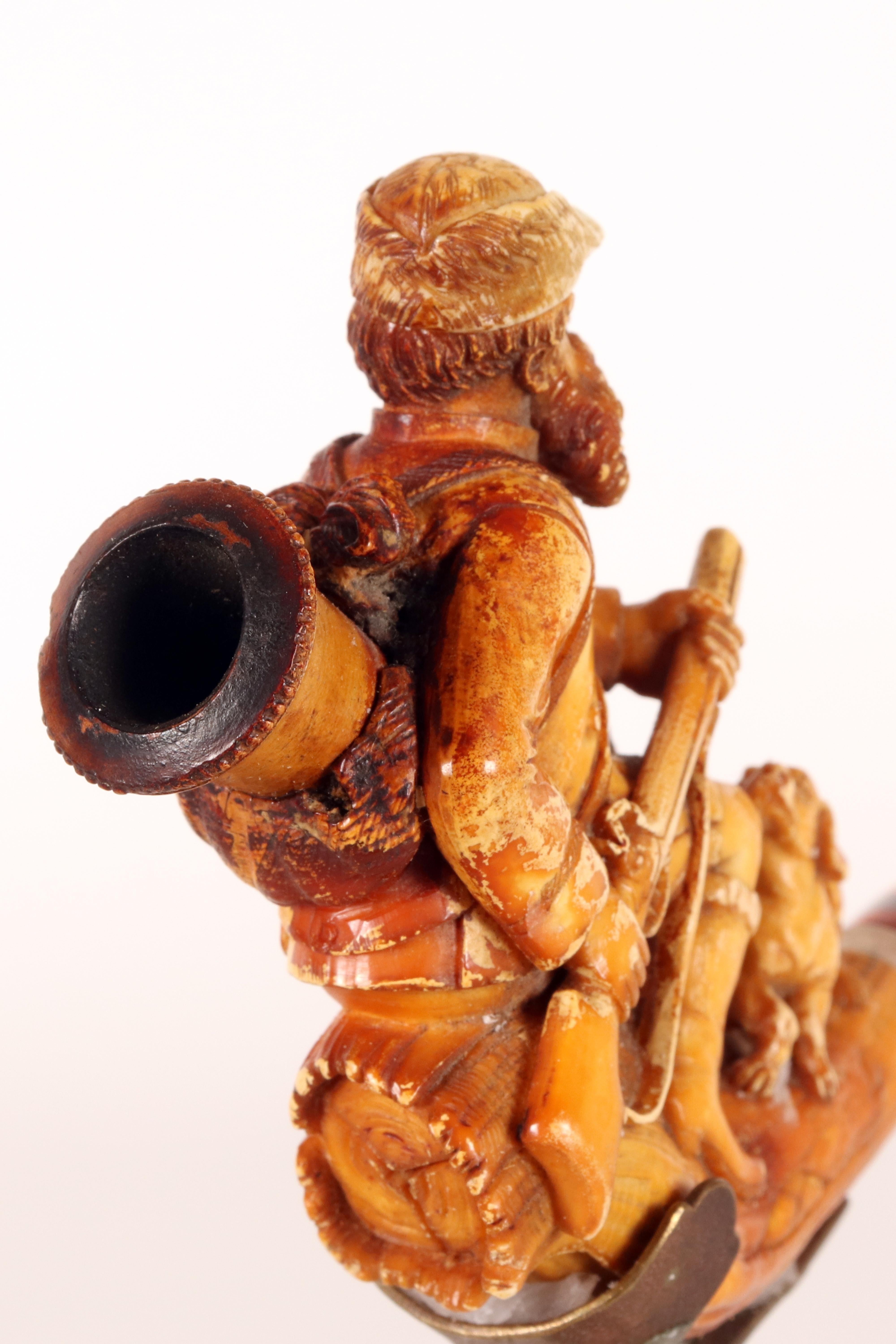 Cuir Pipe en écume d'ambre, représentant un chasseur. Vienne, Autriche 1890. en vente