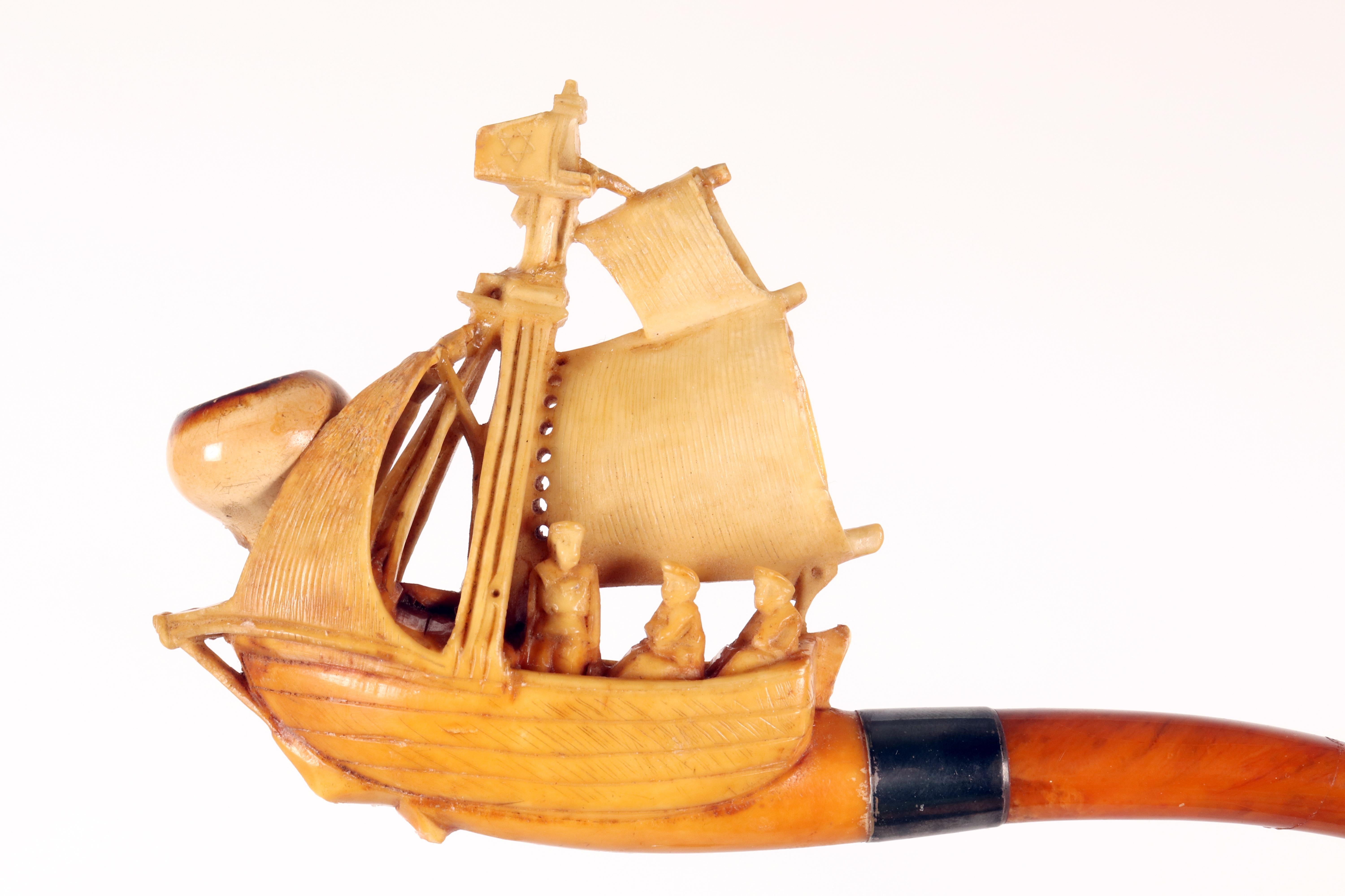 XIX secolo Pipa di meerschaum in ambra, raffigurante un veliero. Vienna, Austria 1890. in vendita