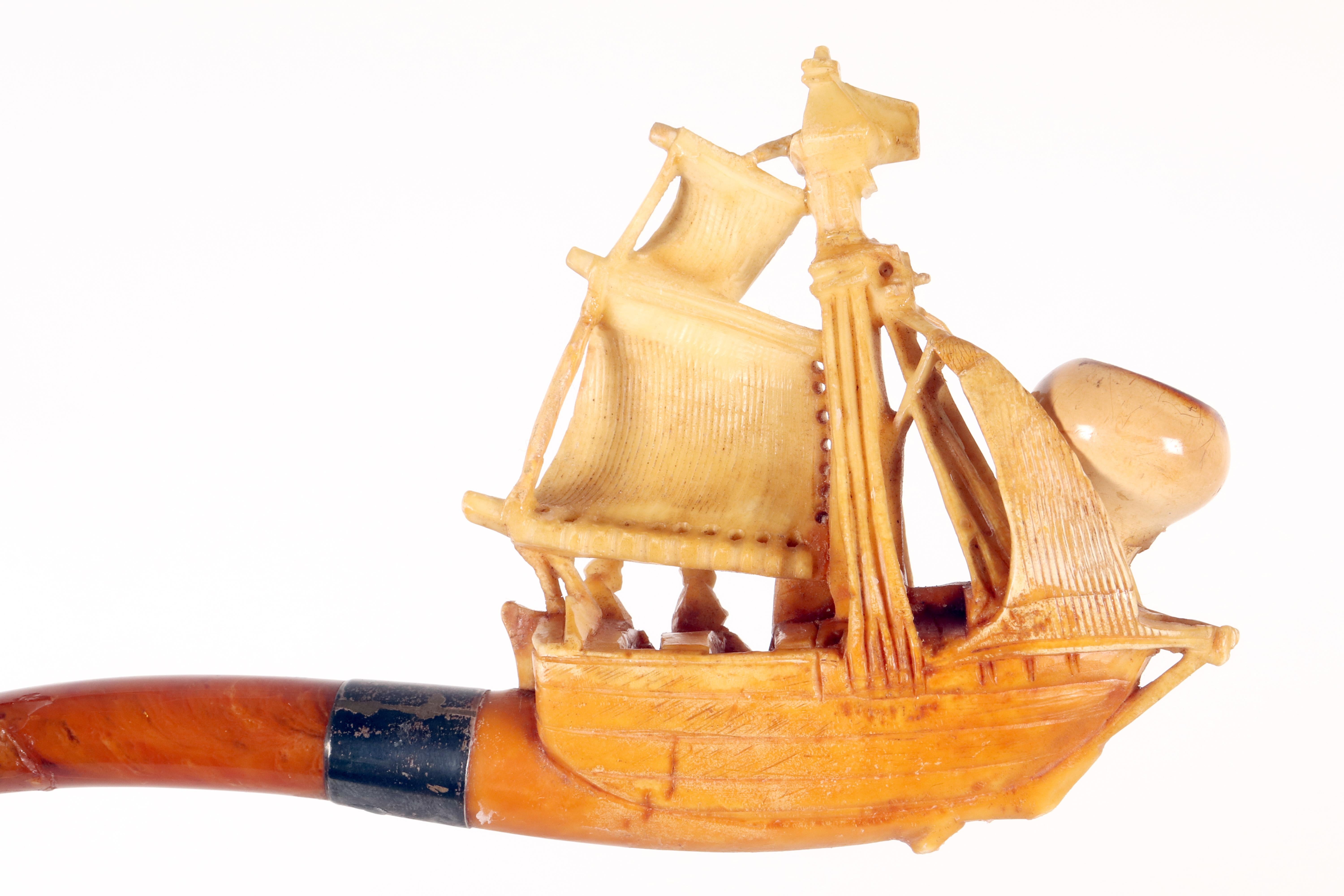 Resina Pipa di meerschaum in ambra, raffigurante un veliero. Vienna, Austria 1890. in vendita