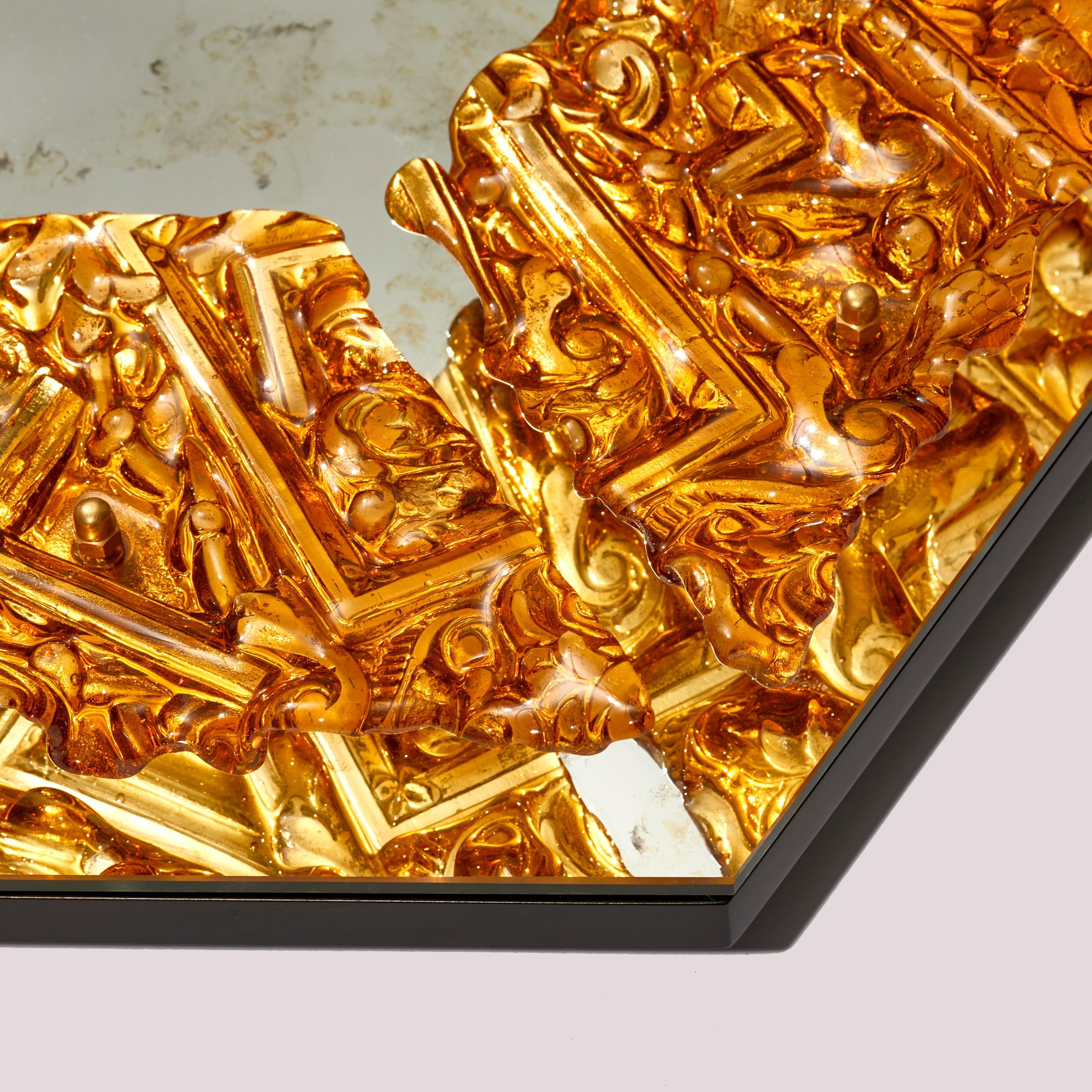 Organique Amber Mirror, un miroir en verre fusionné unique et orné, fabriqué à la main par Brett Manley en vente