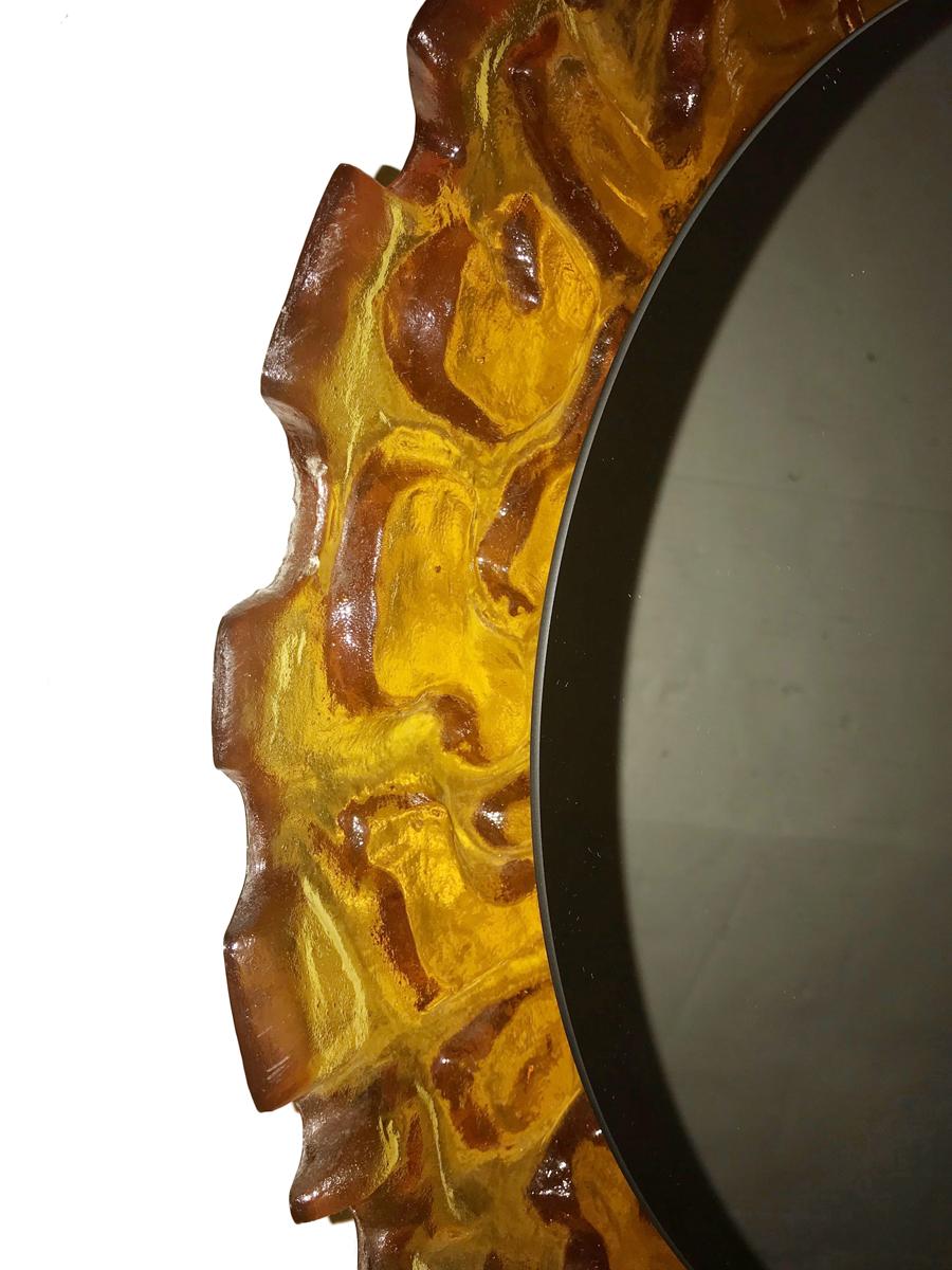Miroir italien en lucite moulé de couleur ambre, datant des années 1960, avec lumière intérieure.

Mesures :
Diamètre : 19