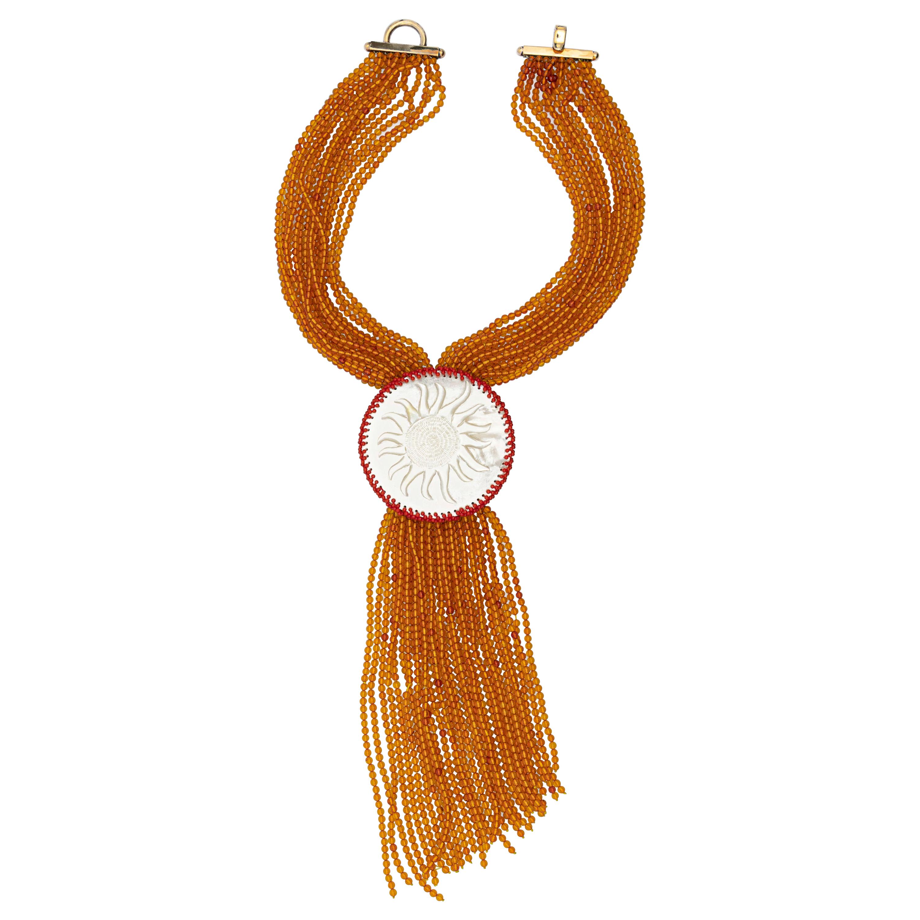 Ciondolo con sole intagliato in ambra e madreperla, collana a più fili in argento dorato 925