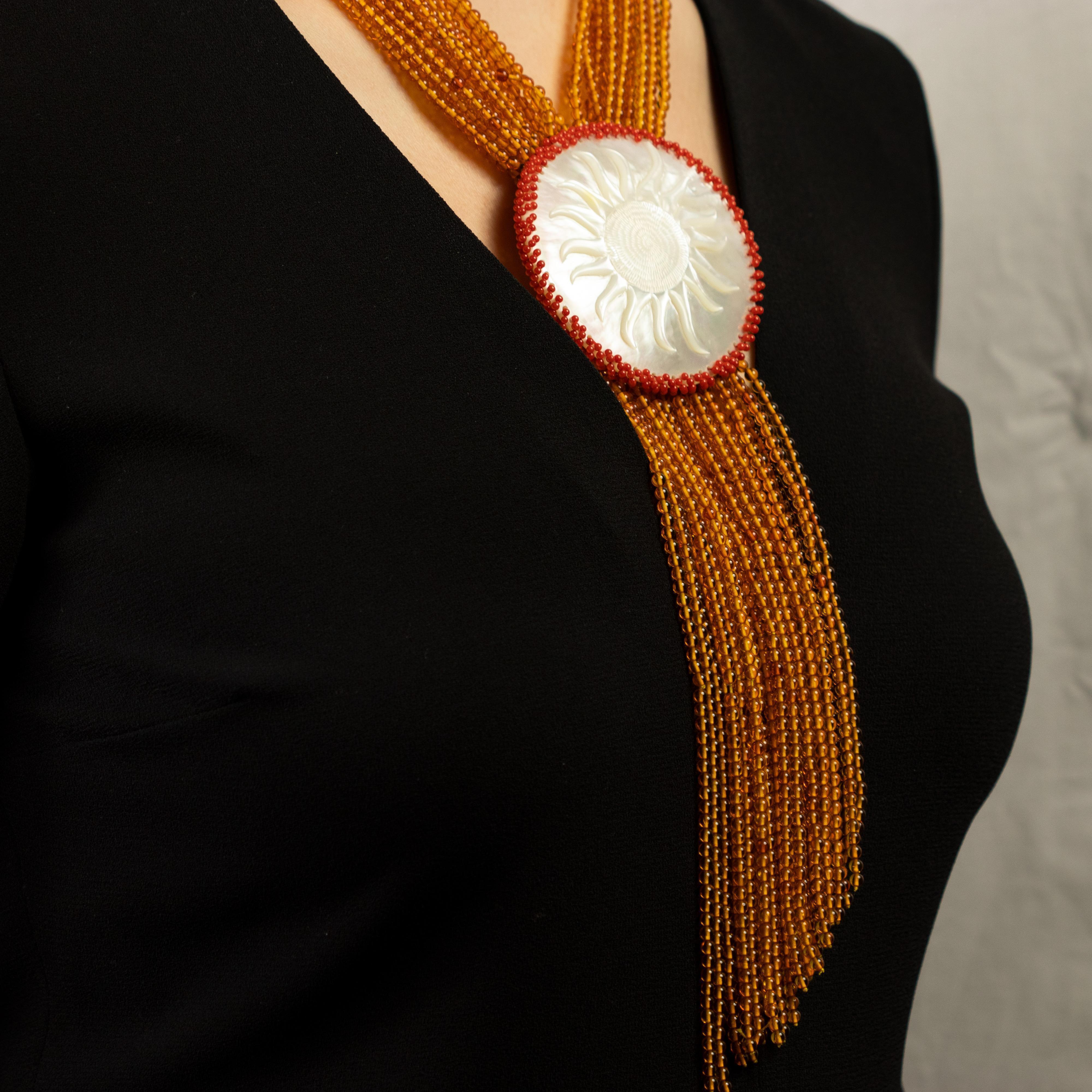 Art Déco Ciondolo con sole intagliato in ambra e madreperla, collana a più fili in argento dorato 925 in vendita