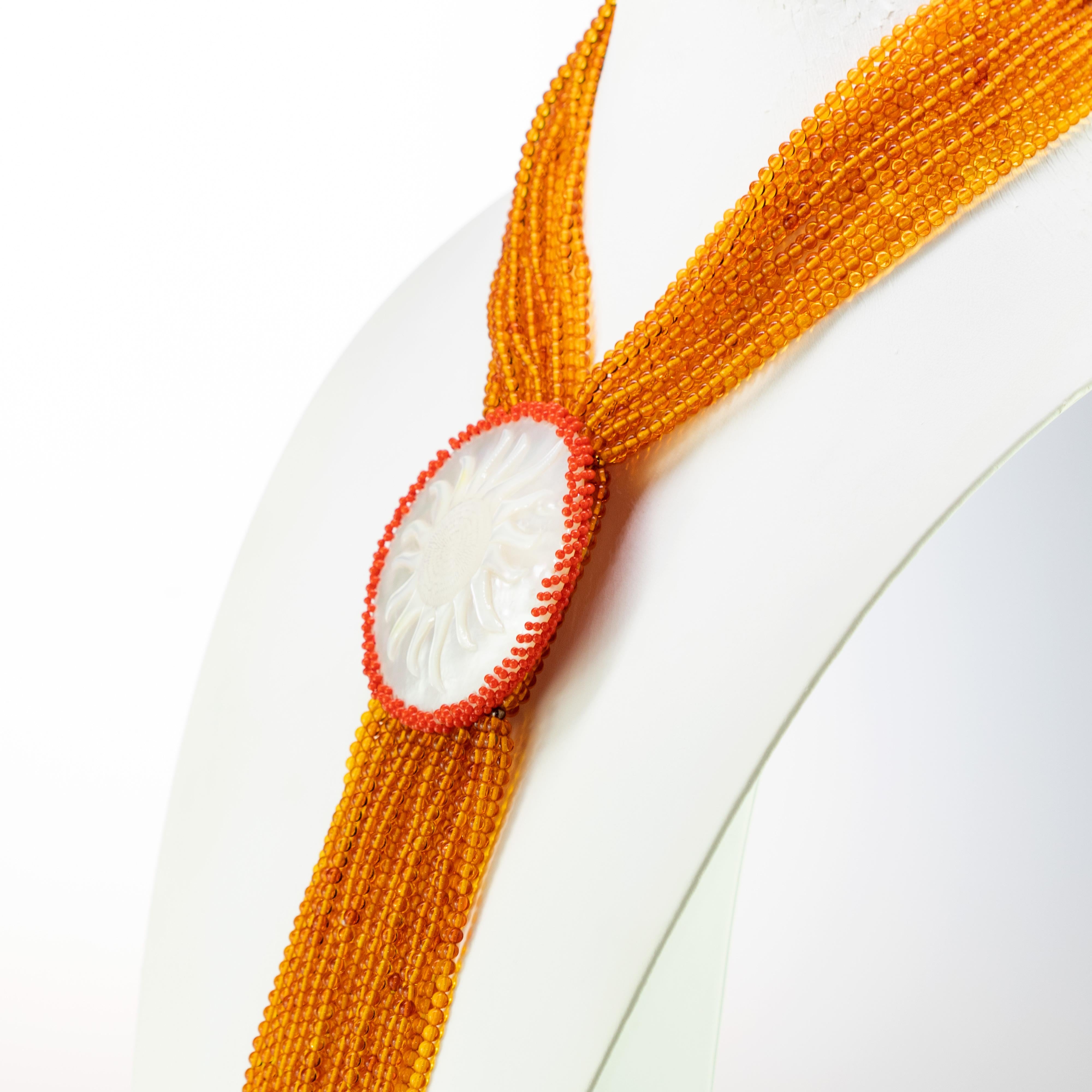 Perlina Ciondolo con sole intagliato in ambra e madreperla, collana a più fili in argento dorato 925 in vendita