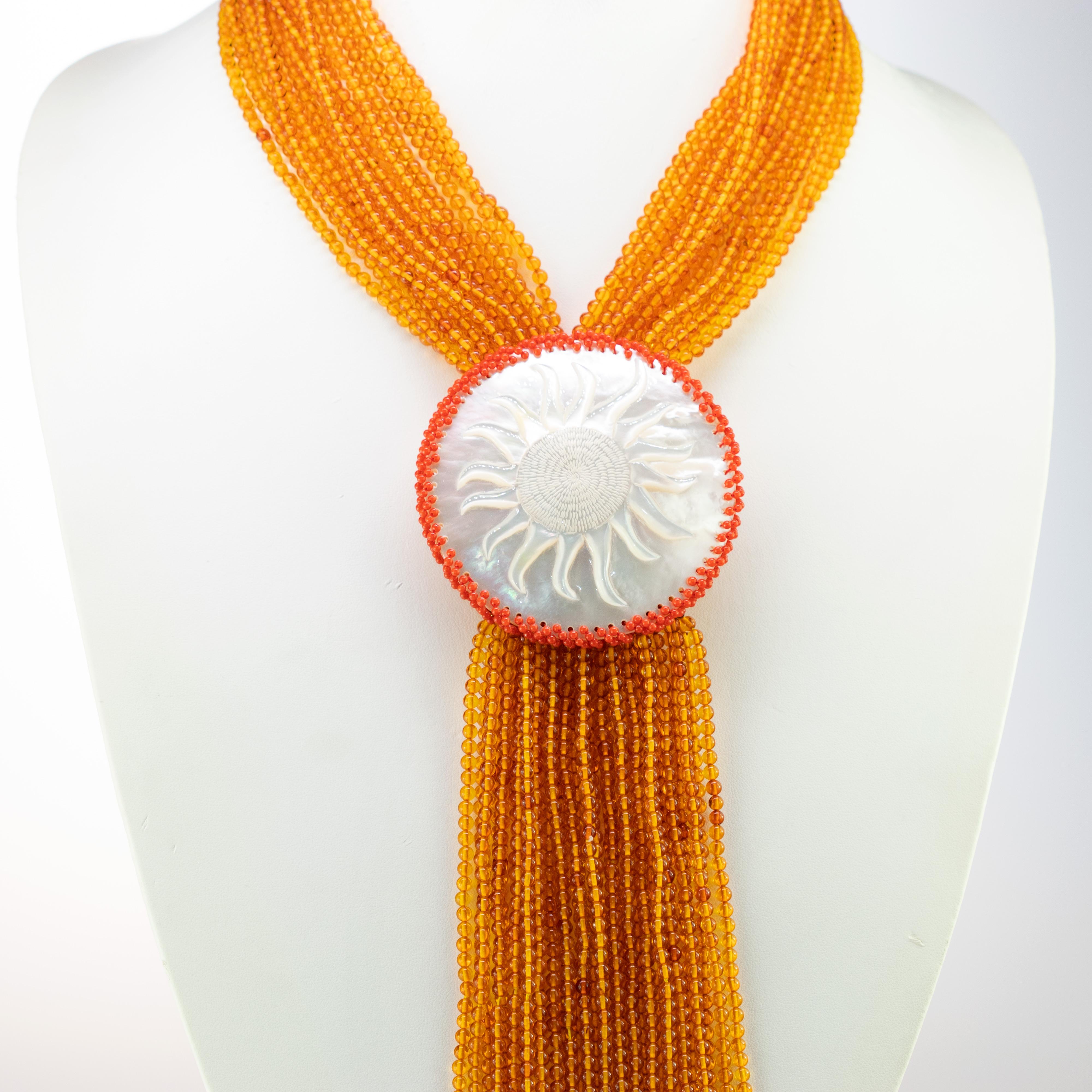 Ciondolo con sole intagliato in ambra e madreperla, collana a più fili in argento dorato 925 In condizioni Nuovo in vendita a Milano, IT