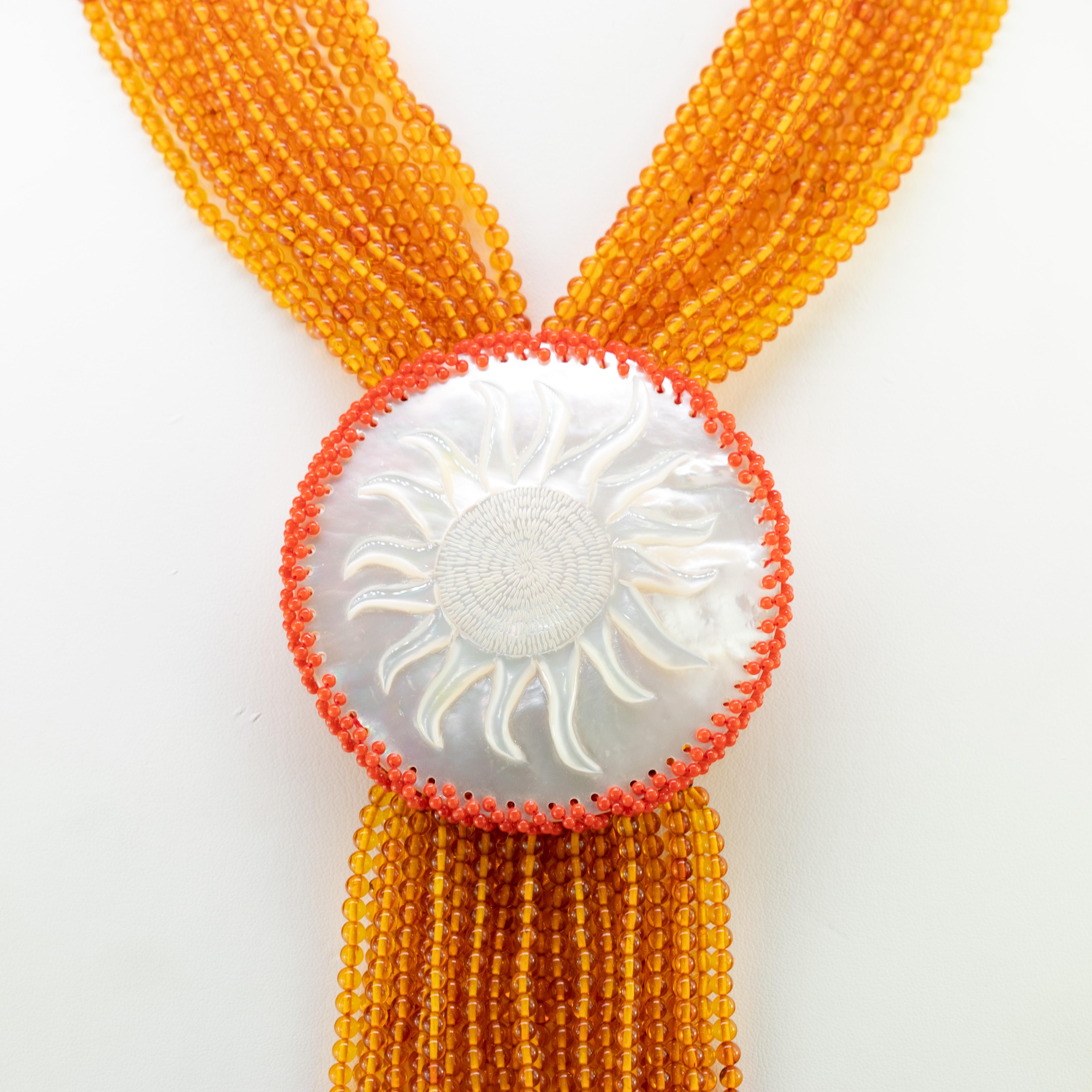 Donna Ciondolo con sole intagliato in ambra e madreperla, collana a più fili in argento dorato 925 in vendita