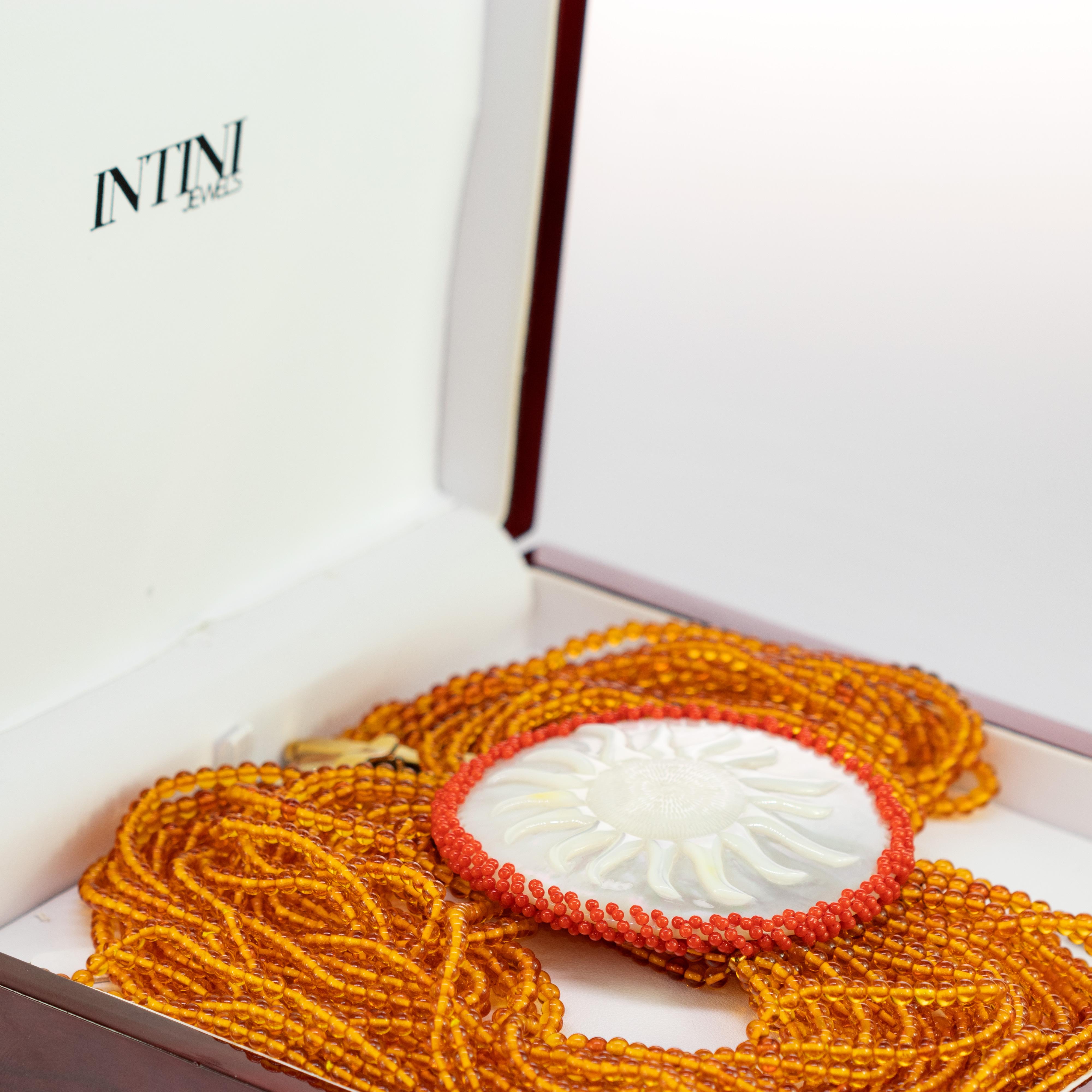 Ciondolo con sole intagliato in ambra e madreperla, collana a più fili in argento dorato 925 in vendita 2