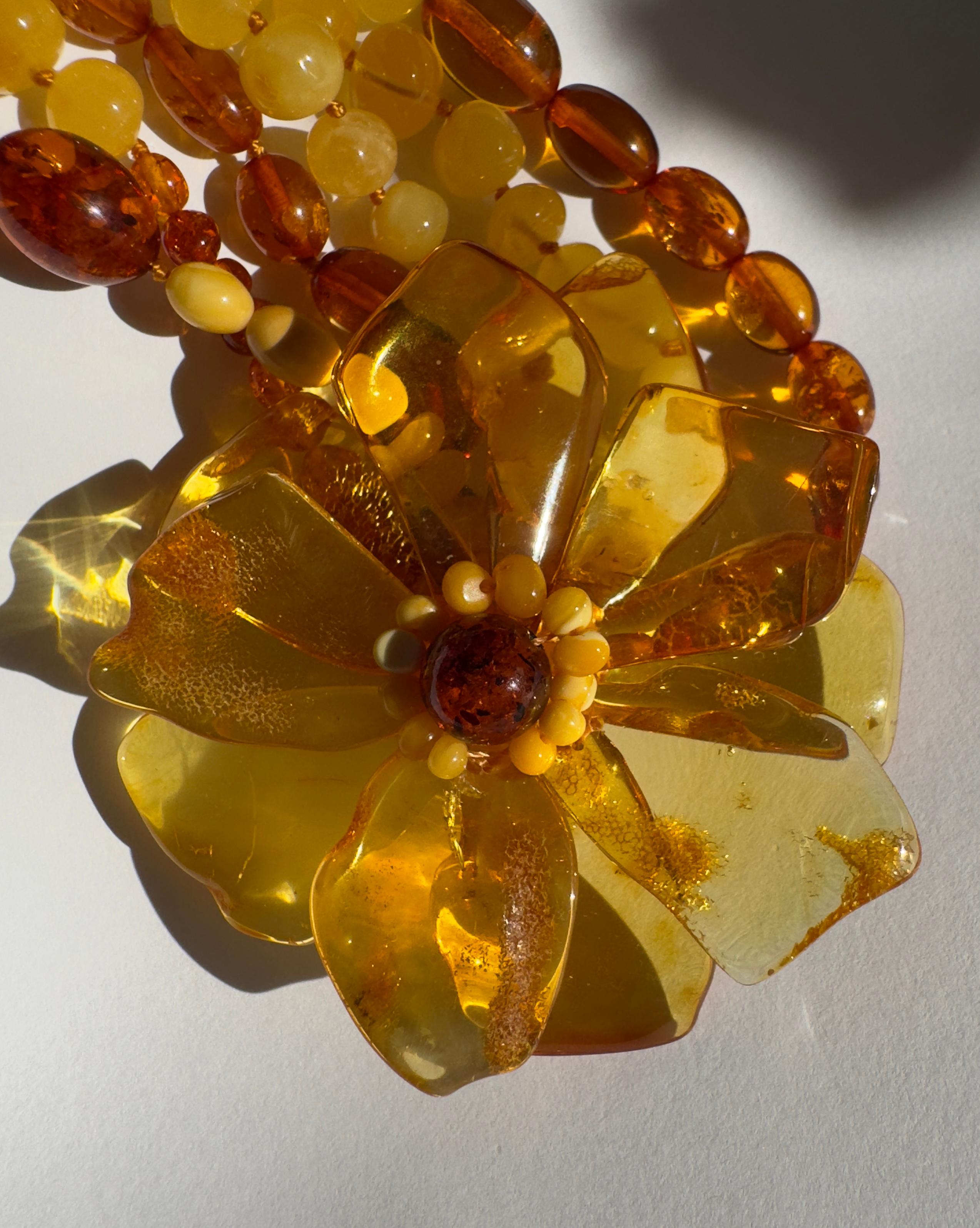 Collana di fiori d'ambra a più fili in vendita 4