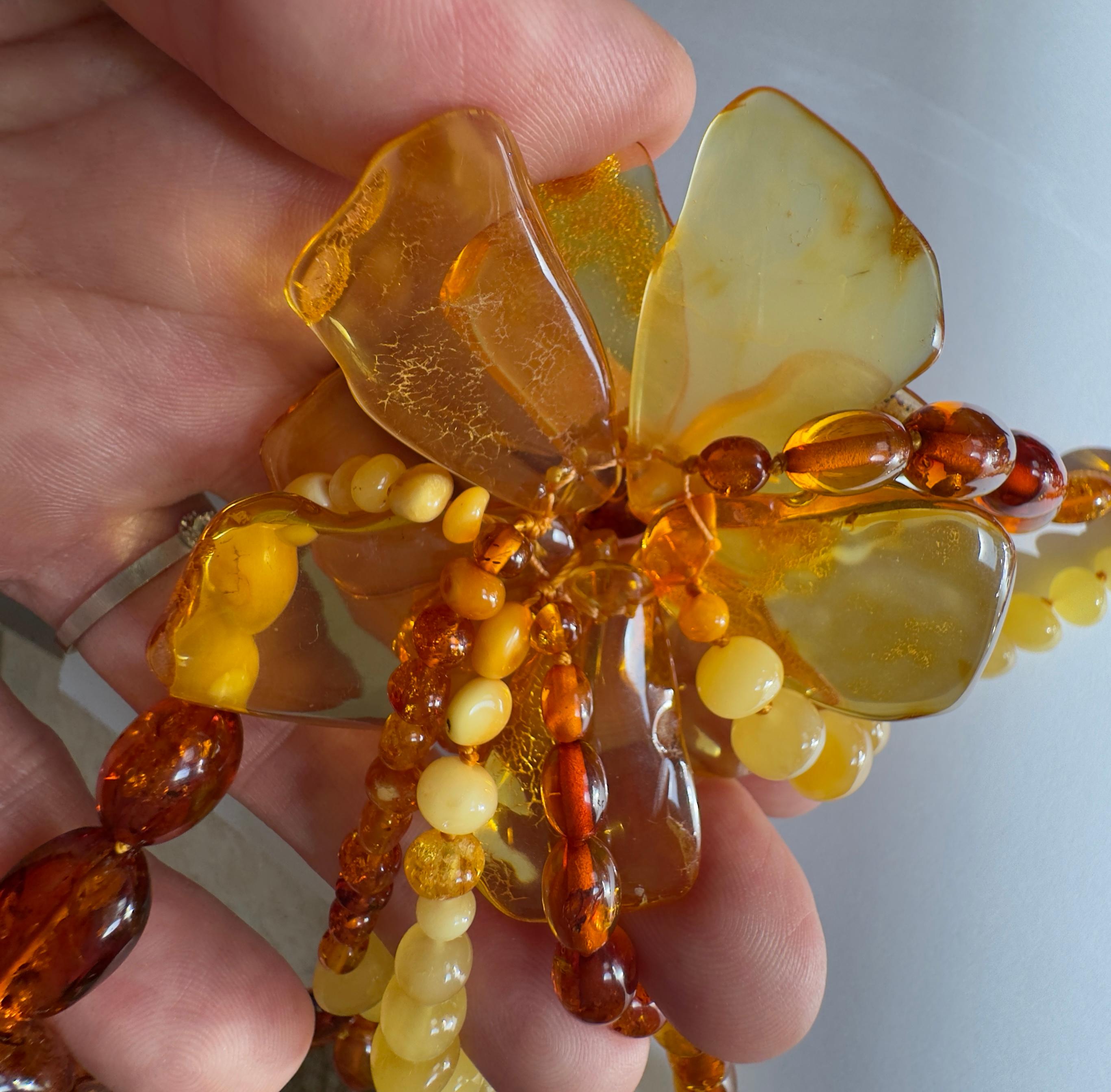 Collana di fiori d'ambra a più fili in vendita 5